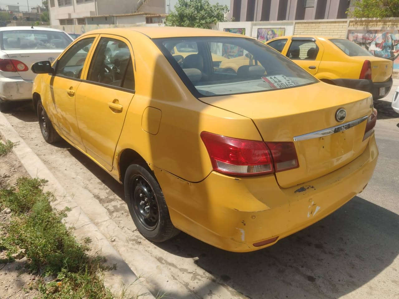 السلام عليكم للبيع سيارة  BYD G3 رقم بغداد تكسي صفرة سلايت بصمه حساس خلفي مكينه هوندا كير عادي زوج تايرات جدد بيها طخة بسيطة العنوان الوزيرية للتواصل مع الرقم الاتي      ***********
