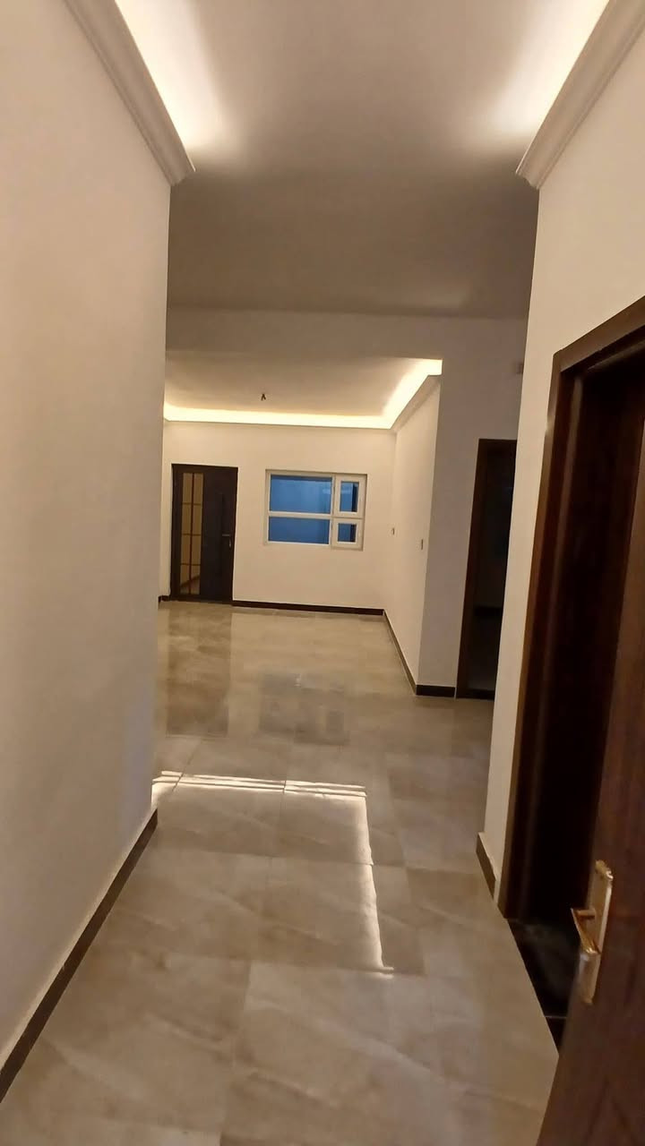 🏛️✨ للرقي عنوان… وللفخامة منزل ✨🏛️
🏡 دار زيرو للبيع | مجمع الجوهرة السكني – تكريت

فرصة مميزة لامتلاك دار ركن بمساحة واسعة، تصميم عملي، وموقع راقٍ داخل واحد من المجمعات السكنية المميزة.

━━━━━━━━━━━━━━ 💎 تفاصيل العقار ━━━━━━━━━━━━━━

📐 المساحة: 300 م² – ركن
🧱 البناء: طابوق
🏢 الطوابق: طابقان

🛏️ 3 غرف نوم
✨ إحداها سويت
🛋️ استقبال واسع
🌿 صالة وسطية أنيقة
🍽️ مطبخ
🚘 كراج واسع
🌳 حديقة خاصة

━━━━━━━━━━━━━━ 💰 السعر: 210 مليون 📜 تستلم سند كامل ━━━━━━━━━━━━━━

📞 للحجز والاستفسار: ***********
***********

🏢 مكتب أرض الأحلام للعقار 📍 تكريت – شارع الأربعين – مقابل مطعم 99

🔑 خبرتنا… طريقك إلى العقار المناسب

نستقبل عروض بيع وشراء الأراضي والدور السكنية والتجارية والمجمعات السكنية في تكريت وجميع محافظات العراق.
