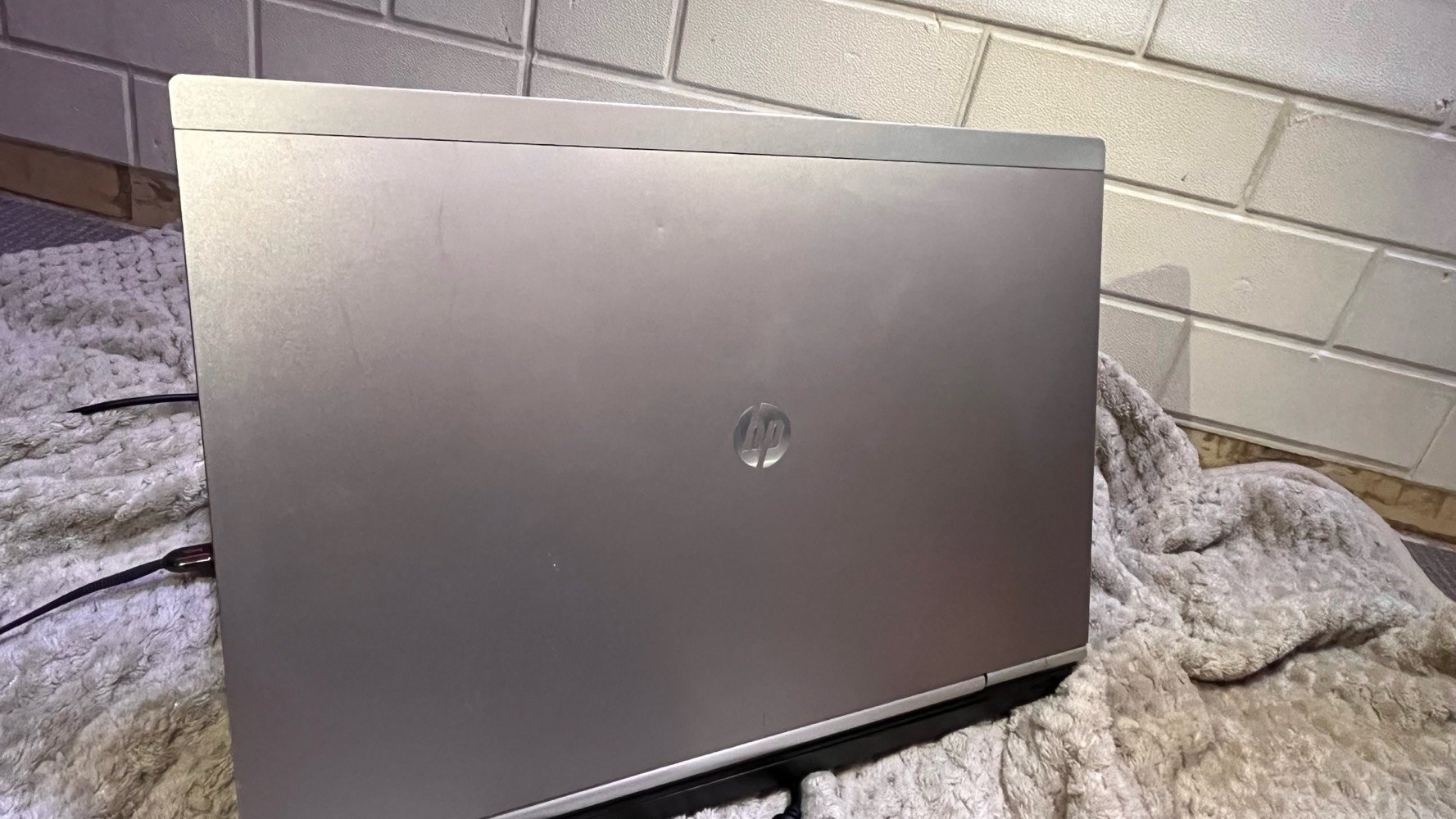 HP EliteBook 8560p i7 | SSD 220GB | AMD 2GB | بطارية وشاحن جديد | كامل الملحقات

للبيع لابتوب HP EliteBook 8560p بحالة جيدة ومناسب للدراسة، التصفح، والأعمال اليومية.

🔹 المواصفات:

* المعالج: Intel Core i7-2620M 2.70GHz
* الرام: 4GB
* التخزين: SSD 220GB تقريبًا
* كرت الشاشة: AMD Radeon 2GB
* النظام: Windows 11 Pro 64-bit
* الشاشة: 15.6 إنچ
* نظافة الجهاز: 80%

🎁 الملحقات:

* 🔋 بطارية جديدة
* 🔌 شاحن جديد
* 🎒 جنطة
* 🖱️ ماوس

⚠️ ملاحظة: السماعات الداخلية لا تعمل بسبب قطع سلك الواير، ويمكن استخدام سماعة خارجية أو بلوتوث.

📍 الموقع: البصرة
💰 السعر: 100,000 دينار قابل للتفاوض بالمعقول