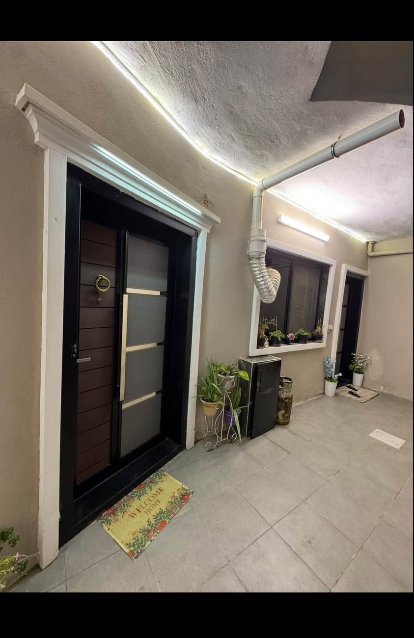 السلام عليكم بيت مساحة 150متر
بيت بسعر مناسب جداً🔥🔥🔥

الطابق الارضي 

طرمه وحمام خارجي شرقي 

1-مطبخ 

2-استقبال 

3-حولي

4-غرفة نوم وبصفهه حمام متكامل

 حمام تواليت مغسله نضام غربي

5-غرفة نوم نضام سويت 

الطابق الثاني/

غرفتين نوم نضام سويت 

مخزن خارجي بلسطح

تاريخ البناء 2017

ورممته قبل سنه عدل ترميم من الصفر

 كهرباء ضمان ٥ سنوات 

مجاري ضمان 5 سنوات 

ديكور نضام سحبات لد مخفي 

ماطور مي دفن بوكس غاز دفن كهرباء دفن

منضومة كامرات اسوار 

اساس البيت رفت شيش ثقيل 

البيت مصروف عليه كلش هواي امانة الله ورسوله 

العنوان بغداد الاصلاح مقابل بوب الشام بصف كميره

قريب عل شارع مسافه كلش زغيره

البيت زراعي اخوان البيت زراعيي

 رقم الهاتف *********** ما متواجد فيس فقط واتسب وسيمكرت
