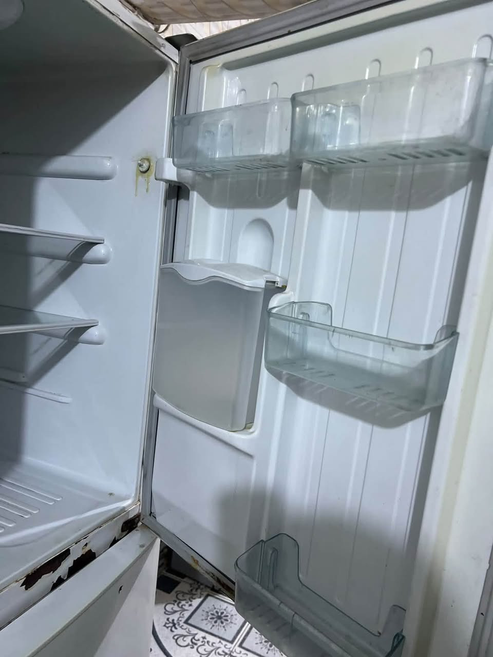 ثلاجة • للبيع