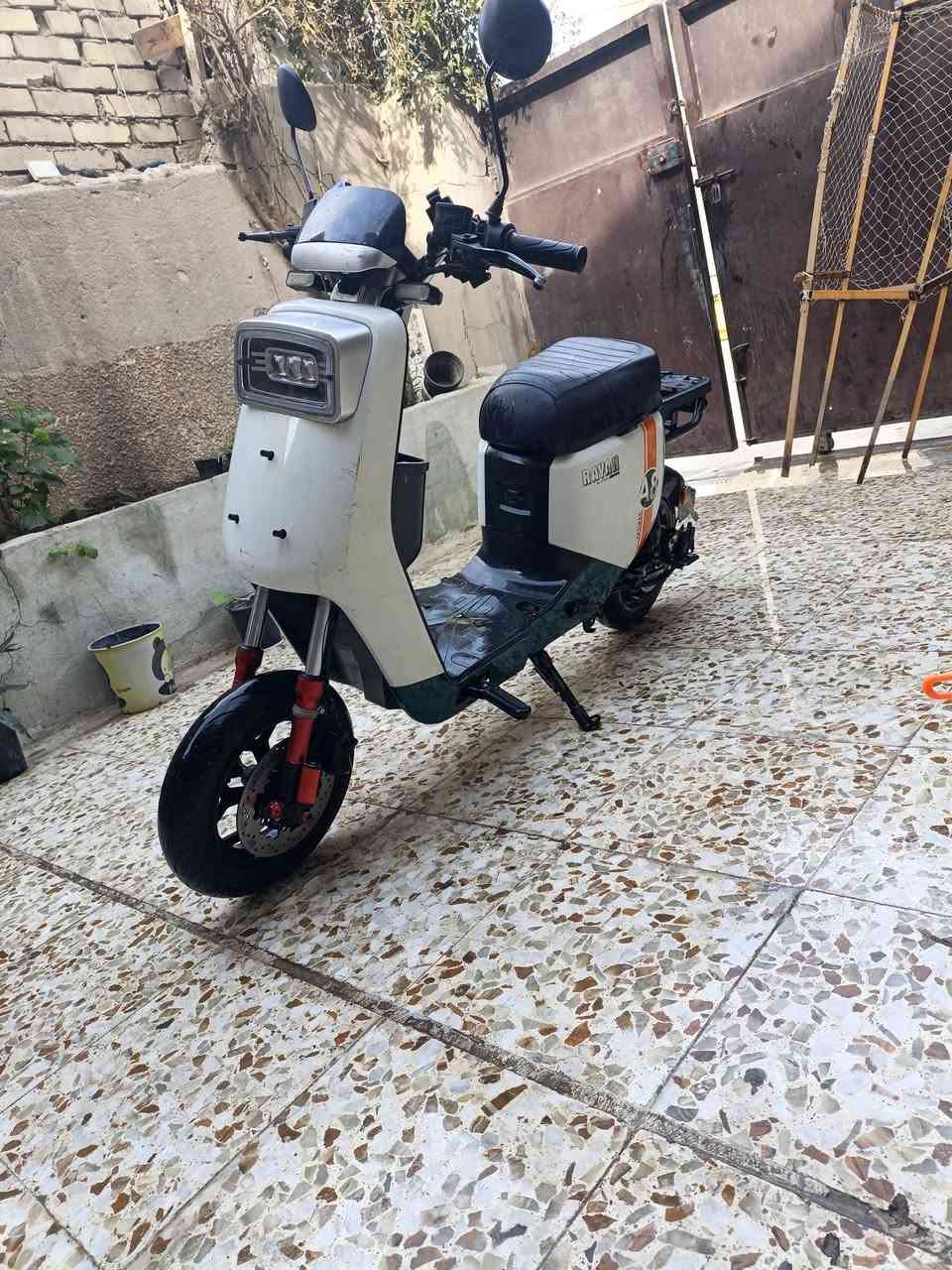 سلام عليكم دراجه شحن A8نضيفه   بريك دسك جدد سرعتها75نضام ال4سرع 5باتري 60فولت بيها بك بيها نضام  مانع انزلاق بريكات امامي وخلفي شغال دبل رياضي مال ماكس عدله كهربائيات كلها شغاله سعر325وبيها مجال بسيط مكاني حي الجهاد بغداد ستفسار ***********
