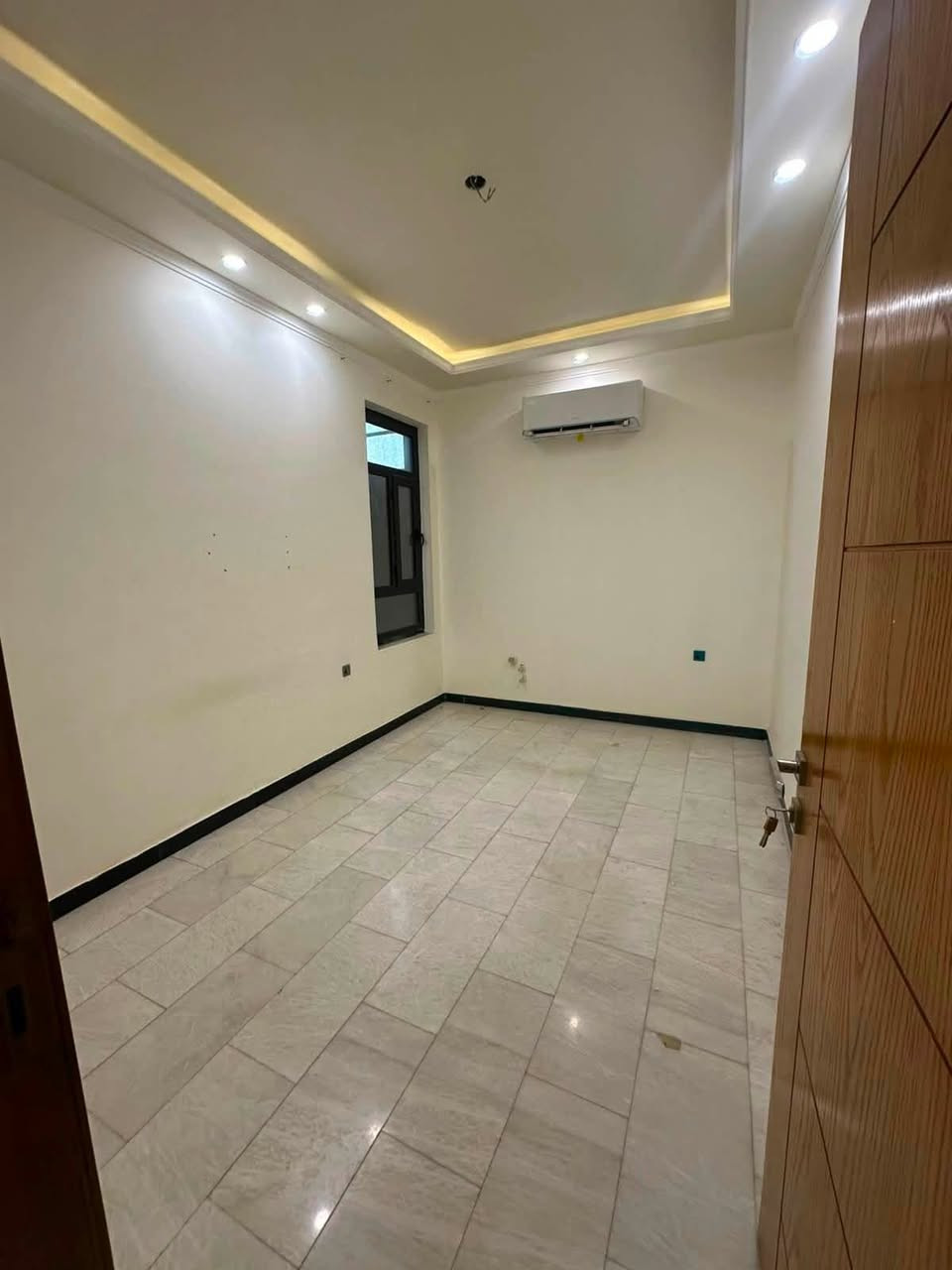 🏡 مكتب حلم عقاري 🏡
للإيجار – ثلاث وحدات سكنية زيرو

مواصفات كل وحدة:

* غرفتان نوم
* صالة
* مطبخ
* حمام

الأسعار:

* الطابق الأرضي: 850
* الطابق الثاني: 750
* الطابق الثالث: 700

📍 موقع المكتب:
السيدية – الضباط – شارع الكويتي

📞 للاستفسار والتواصل:
***********

