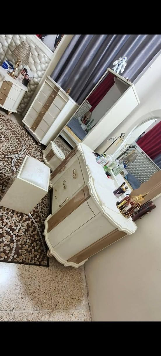 السلام عليكم 
غرفه اخشاب تركيه مستعمله بيها اضرار بسيطه اذا تحبون تجون تشوفوها قبل كم يوم اشتريناها من وحده بس مستعجلين على بيعتها بسبب المكان رايديها ب ٧٠٠ وبيها مجال بسيط مامتواجدين على الفيس للاستفسار والتواصل على رقم واتساب ***********
العنوان الزعفرانيه شارع المعهد خلف المنصه
