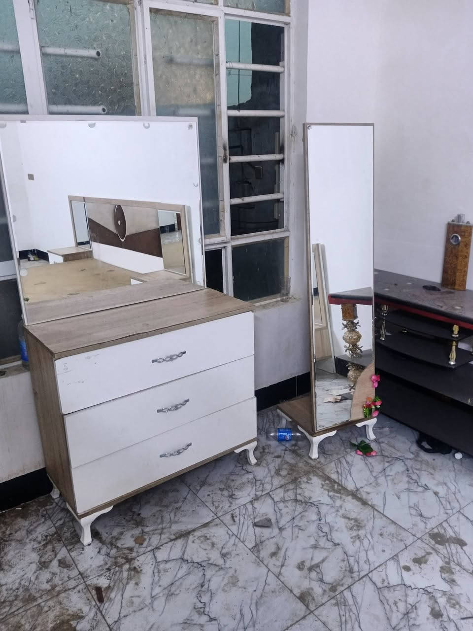 غرفه تركي بدون ضرر سعر 300تخم ديوان حاطه 18مقعد 350قفل مجمده 225 شراي يتصل وكو توصيل ***********
