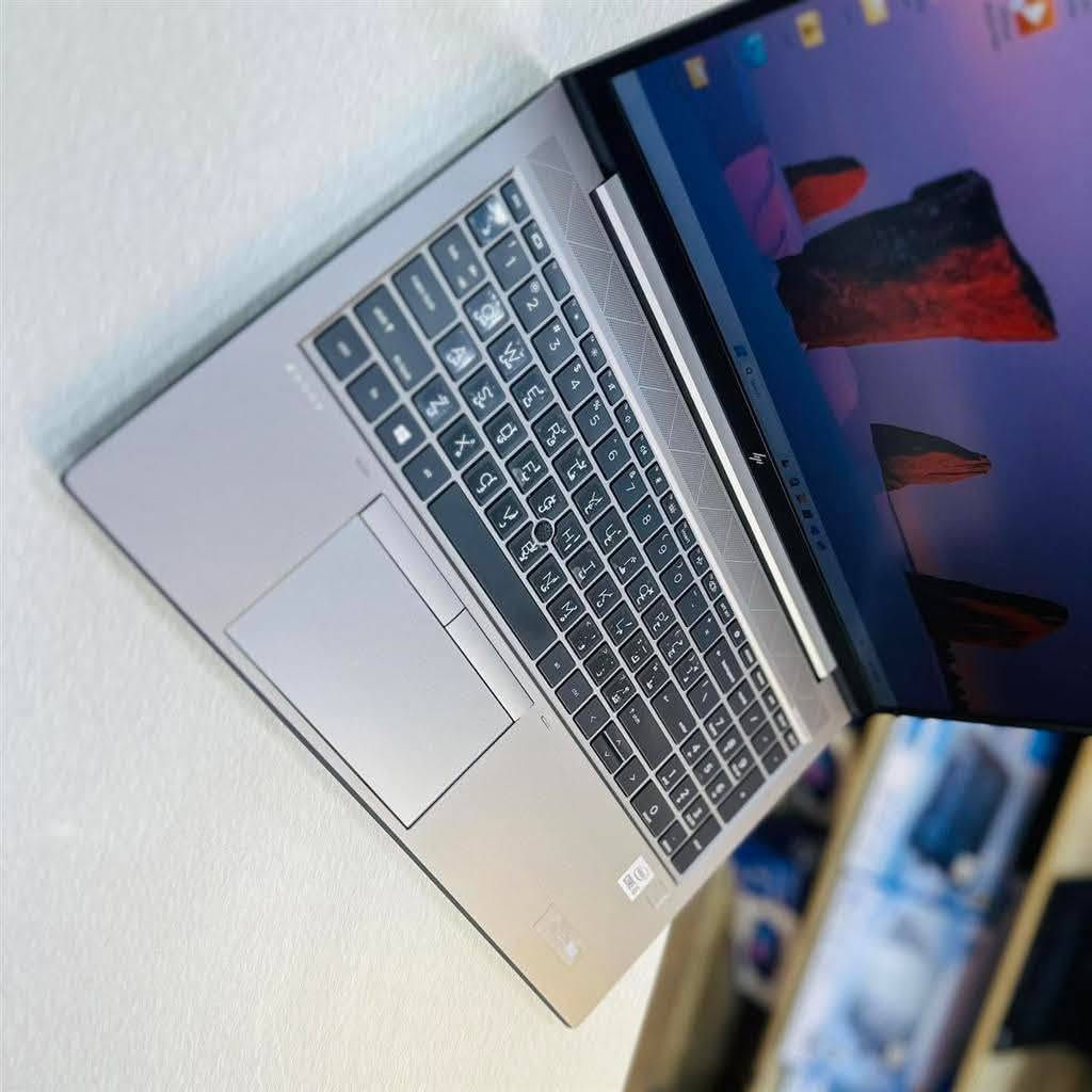 لابتوب هندسي فخم بكارت شاشة Nvidia Quadro 4GB من الجيل العاشر.
🔥 إذا تبحث عن لابتوب للألعاب والشغل القوي، وبنفس الوقت أنيق وخفيف وسهل الحمل، فهذا خيار ممتاز 👌

💻 HP ZBook Firefly 15 G7

⚡ المعالج:

Intel Core i7 – الجيل العاشر

🖥️ الشاشة:

15.6" Full HD

✨ Anti-Glare ضد التوهج والانعكاس

🎮 كرت الشاشة:

NVIDIA Quadro P520 – 4GB

➕ كرت شاشة داخلي Intel UHD Graphics

💾 الرام:

16GB DDR4

🚀 التخزين:

512GB SSD M.2

🔥 مناسب للألعاب، التصميم، الهندسة، المونتاج والبرامج الثقيلة.

💻 الجهاز يحتوي على أهم البرامج ومجهز للاستخدام، يعني تستلمه وتشتغل مباشرة.

✨ جهاز عملي، أنيق، قوي وخفيف بنفس الوقت.

بسعر 675,000 

📩 للاستفسار أو الحجز راسلنا خاص.

🎁 ويجي وياه:

🎒 حقيبة هدية

🖱️ ماوس هدية

🔌 شاحن الجهاز الأصلي

🚚 التوصيل مجاني

🚚 التوصيل: متوفر إلى جميع محافظات العراق

📍 الموقع: بغداد – الأمين الثانية

📞 للحجز والاستفسار (واتساب): ***********

📩 تليگرام: @Hf_Yy5

🔥 لا تفوّت الفرصة! الكمية محدودة والعرض مستمر لحين نفاد الكمية. احجز جهازك الآن واستمتع بأداء مميز وسعر منافس.
