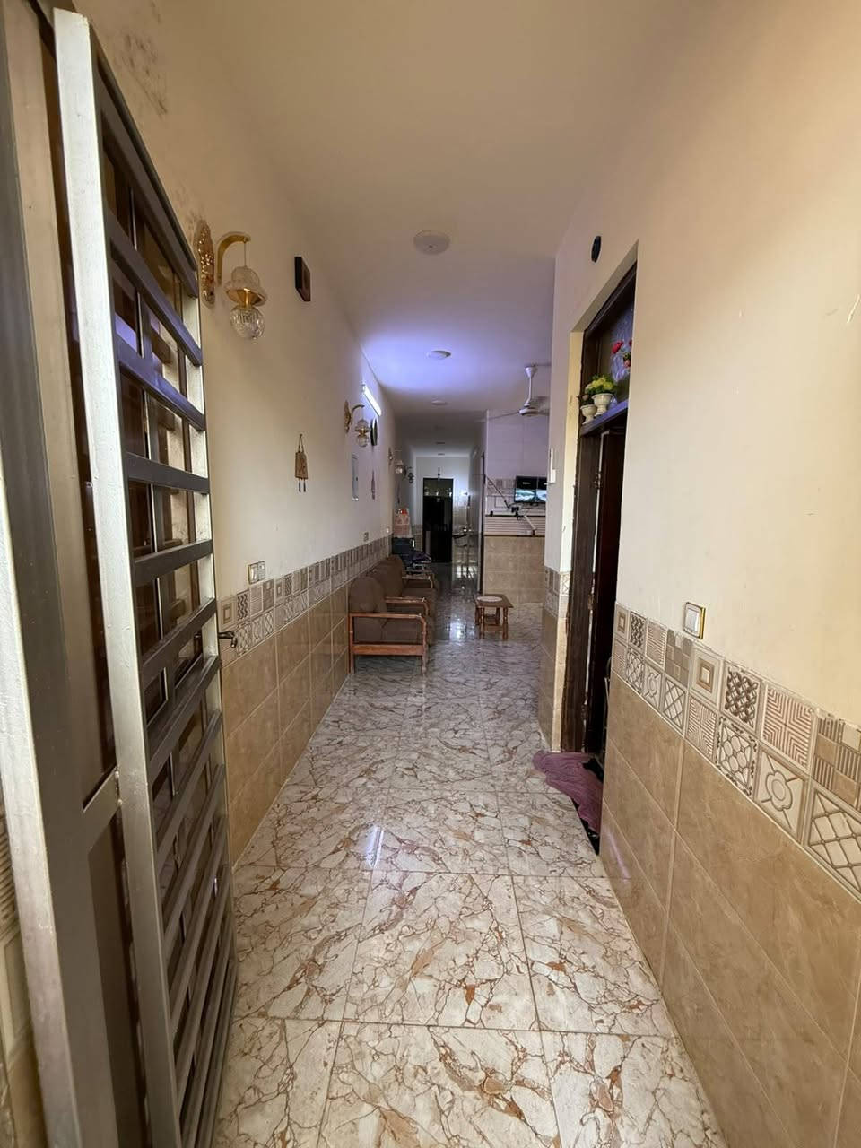 السلام عليكم اعلان اعلان اعلان 
🏠 بيت للبيع في موقع مميز –المدائن خلف اعداديه التجاره للبنات كل خدمات متوفره
تبليط كهرباء ماء ارصفه مجاري 
 * المساحة: 142 متر مربع (الواجهة 6.5 م × النزال 22 م).
 * السند: طابو ملك صرف (ملكية تامة).
 * البناء: طابق واحد.
تفاصيل البيت:
 * غرفتان نوم + استقبال + مطبخ.
 * حمامات عدد 2.
 * حديقة منزلية.
 * أرض إضافية مقابله بمساحة 150 متر مربع مزروعة وتحتوي على بئر ماء.
السعر المطلوب ١٤٩ مليون 
📞 للاستفسار والتواصل:
[*********** واتساب موجود ابو جبل ]
