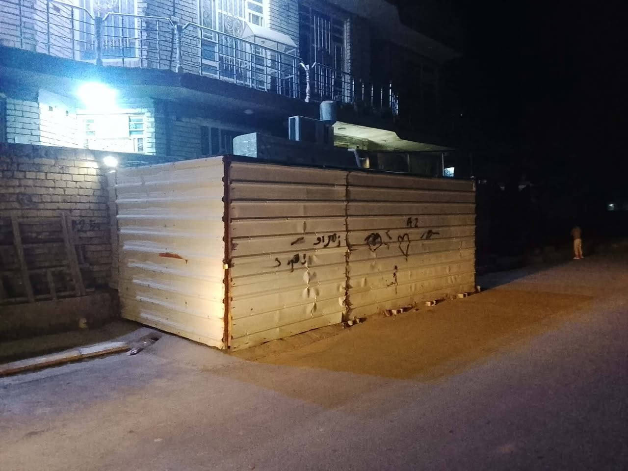 سقيفه طول خمس مترات وعرض تلاثه ونص كله نرمايد تتفصخ كراج سياره ترهم مخزن سعرهه 600 عنوان حي سلام ***********
