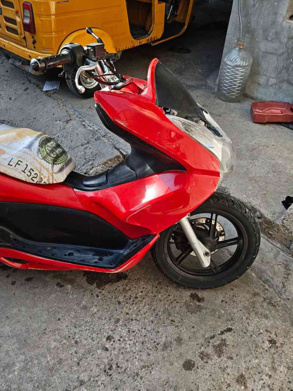 جيل اول ياباني pcx
مكينة 150
كفرات بلادية 
كهربائيات كلها شغالة 
المكينة طفت وحدها 
الدراجة طافية 
السعر 650 وبيها مجال 
بغداد مدينة الصدر 
للإستفسار: ***********
