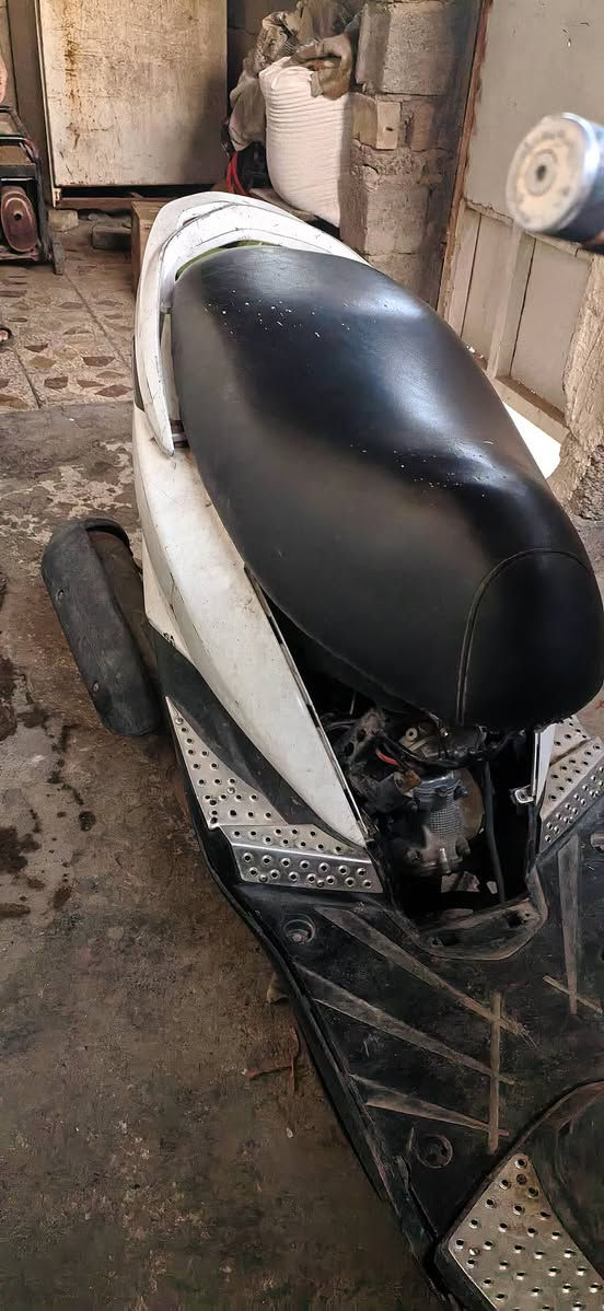 السلام عليكم دراجه للبيع الدراجه بيه خمده من تنطيه بانزين كفراته اصليه مكانه مقابيل  بوب الشام منطقة الاصلاح شارع الجزيره لل استفسار *********** للسعر 450 او بيه مجال حك الجيه
