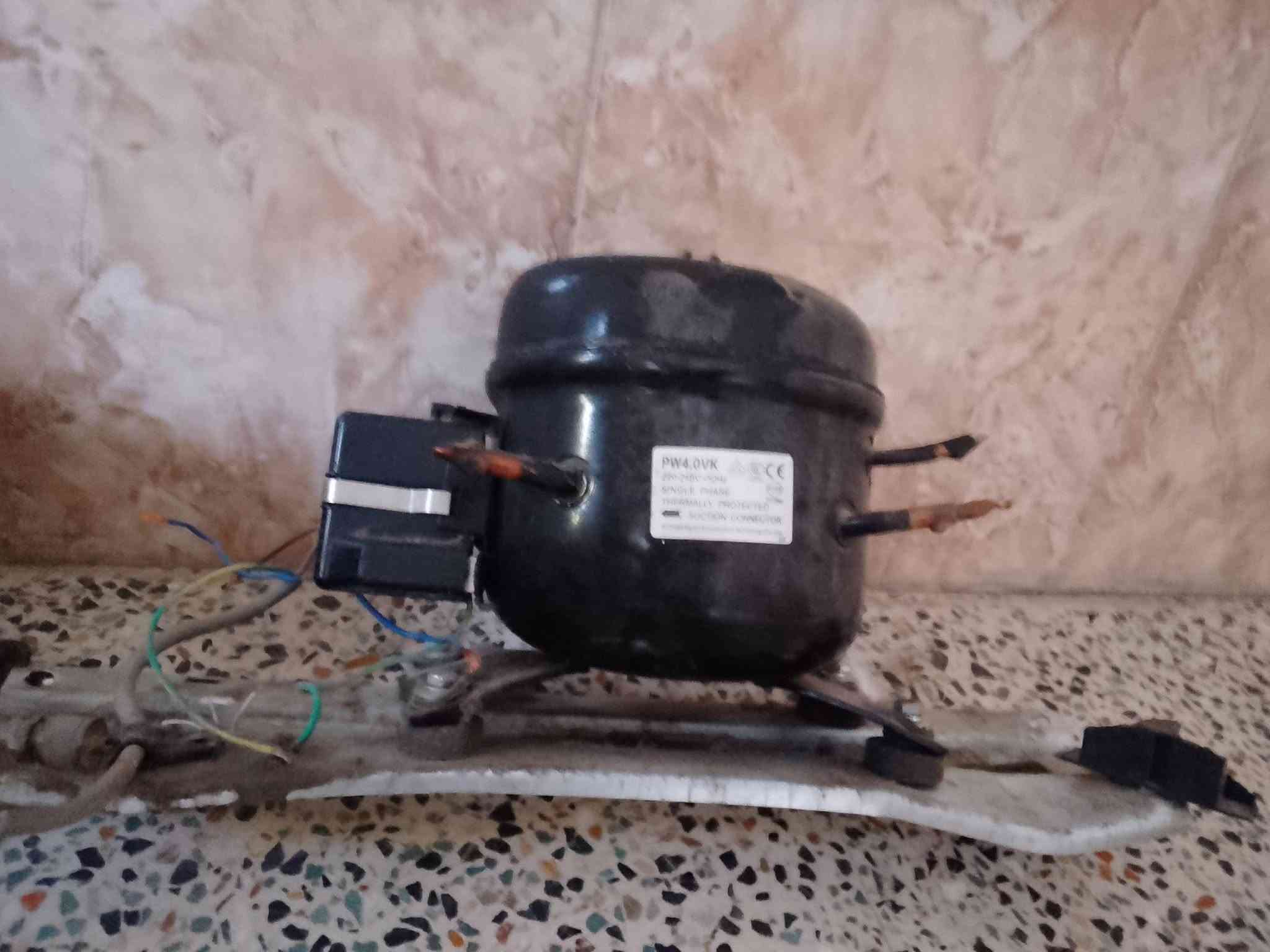 السلام عليكم
ثلاجه شغاله بس بيها الانرماده الجوه بيها خياس مع ماطورات ٣ شغالات 
السعر ١٠٠ الف كلهن 

المكان بغداد بسمايه قرب مجمع الاحسان 
للاتصال ***********
