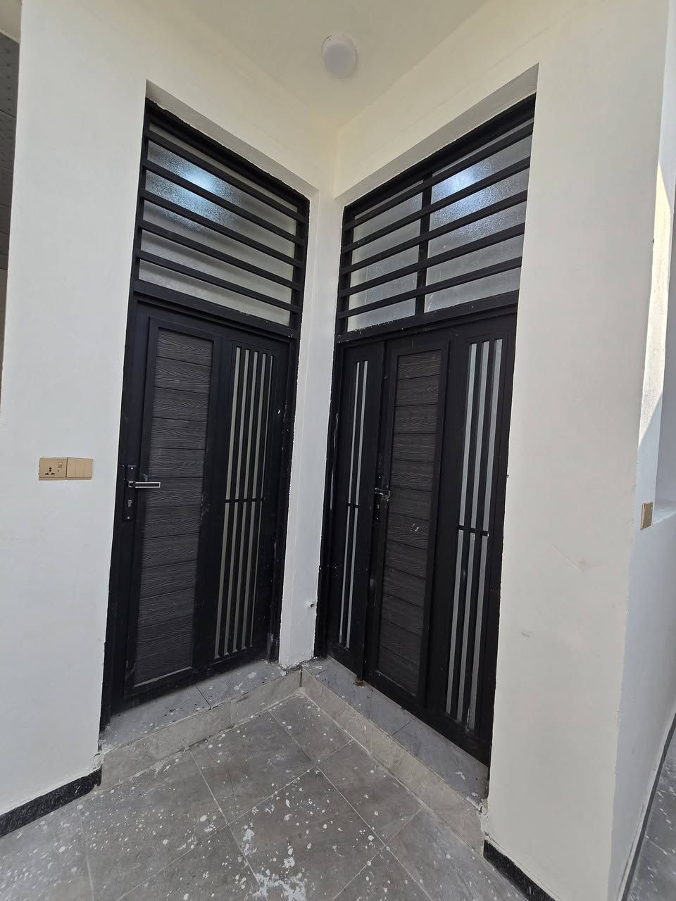 بيت عدد 2 للبيع 
جديد للبيع – جاهز للسكن الفوري! 🏡✨
​فرصة للاستثمار أو السكن العائلي الراقي في موقع مميز وهادئ.
​📍 الموقع: [حي الجامعه نهايت شارع ٢٠ ]
📐 المساحة: 115 متر مربع
🏗️ حالة البناء: بناء حديث (تشطيب سوبر ديلوكس)
​مواصفات الدار:
​غرف نوم واسعة بتصميم عصري عدد ٢ 
​صالة  مفتوحة بإضاءة حديثة
استقبال كبير وواسع 
​مطبخ مجهز ومستقل
​خدمات ومنافع متكاملة
📜 الملكية: [طابو زراعي سند ٢٥ مشمول بالتمليك ]
​📞 للتواصل والمعاينة مباشرة: مكتب علي كتاب للعقار والمقاولات العامه .حي الجامعه منتصف شارع 20 
💬 واتساب مباشرة: [*********** ]
