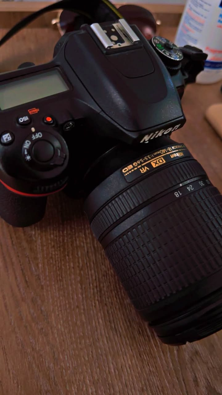 Nikon D5300

العدسة المركبة عليها هي Nikon AF-S DX NIKKOR 18-140mm f/3.5-5.6G ED VR. 

Nikon D5300

* الحساس: CMOS بصيغة DX / APS-C بحجم 23.5 × 15.6 مم.
* الدقة: 24.2 ميگاپكسل.
* المعالج: EXPEED 4.
* ISO: من 100 إلى 12,800، وقابل للتوسعة إلى 25,600.
* الفوكس: 39 نقطة Autofocus.
* التصوير المتتابع: حتى 5 صور بالثانية.
* الفيديو: Full HD 1080p حتى 60fps.
* الشاشة: 3.2 إنچ قابلة للدوران، بدقة حوالي 1.037 مليون نقطة.
* Wi-Fi: مدمج.
* GPS: مدمج.
* نوع الكارت: SD / SDHC / SDXC.
* سرعة الغالق: حتى 1/4000 ثانية.
* الوزن: حوالي 480 غرام للجسم. 

العدسه المركبه عليها

هي AF-S DX NIKKOR 18-140mm f/3.5-5.6G ED VR، وهي عدسة ممتازة كعدسة واحدة للاستخدام اليومي. 

* البعد البؤري: 18–140mm.
* على D5300 تعطي مجال رؤية مكافئ تقريباً 27–210mm بسبب معامل DX.
* فتحة العدسة: f/3.5–5.6.
* VR: مانع اهتزاز بصري حتى حوالي 4 ستوبات.
* Autofocus: AF-S بمحرك Silent Wave Motor.
* أقرب تركيز: 45 سم.
* فلتر: 67mm.
* الوزن: حوالي 490 غرام. 

المكان 📍بغداد /العامريه التواصل خاص او واتساب مراسله فقط ***********
