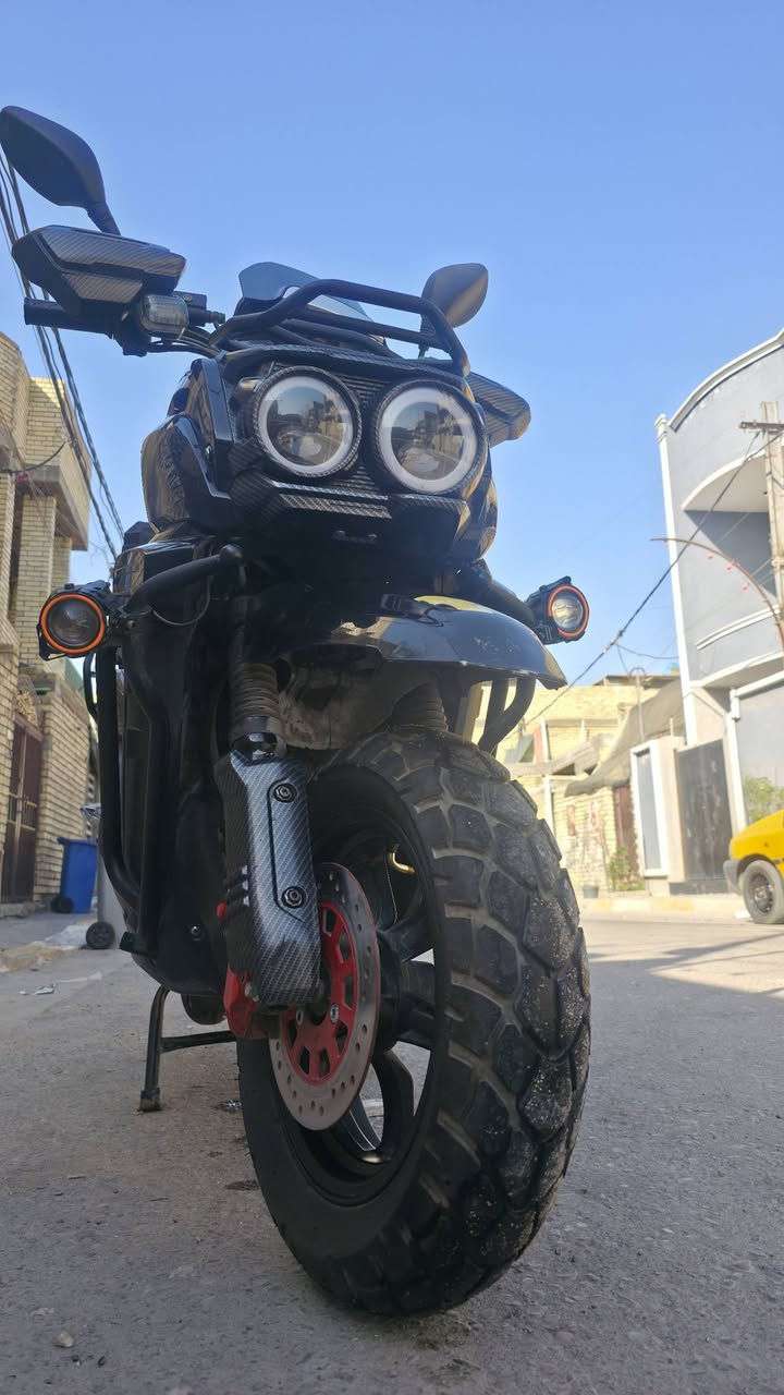 أسود ملكي وتطعيمات كاربون فايبر
​دبل لايت أمامي حلقات LED
​التايرات: جبلي/أوف رود تقعير خشن ممتاز.
 كشن عريض وصندوق خلفي
​المكان: بغداد حي اور 
​التواصل: [ *********** ]
ملاحظة : البطاريات يحتاجلهن تبديل
