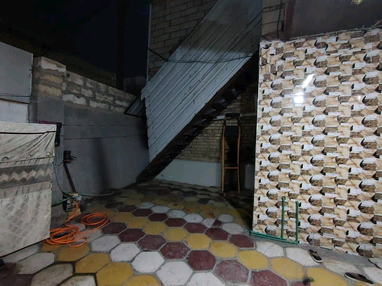 بيت للبيع بناصريه طابقين 200م بحي ام البنين ثالث بيت عن الشارع العام صير عله شكل حرف تي مال كهرباء تبليط بالباب السعر 115بيع مستعجل***********
