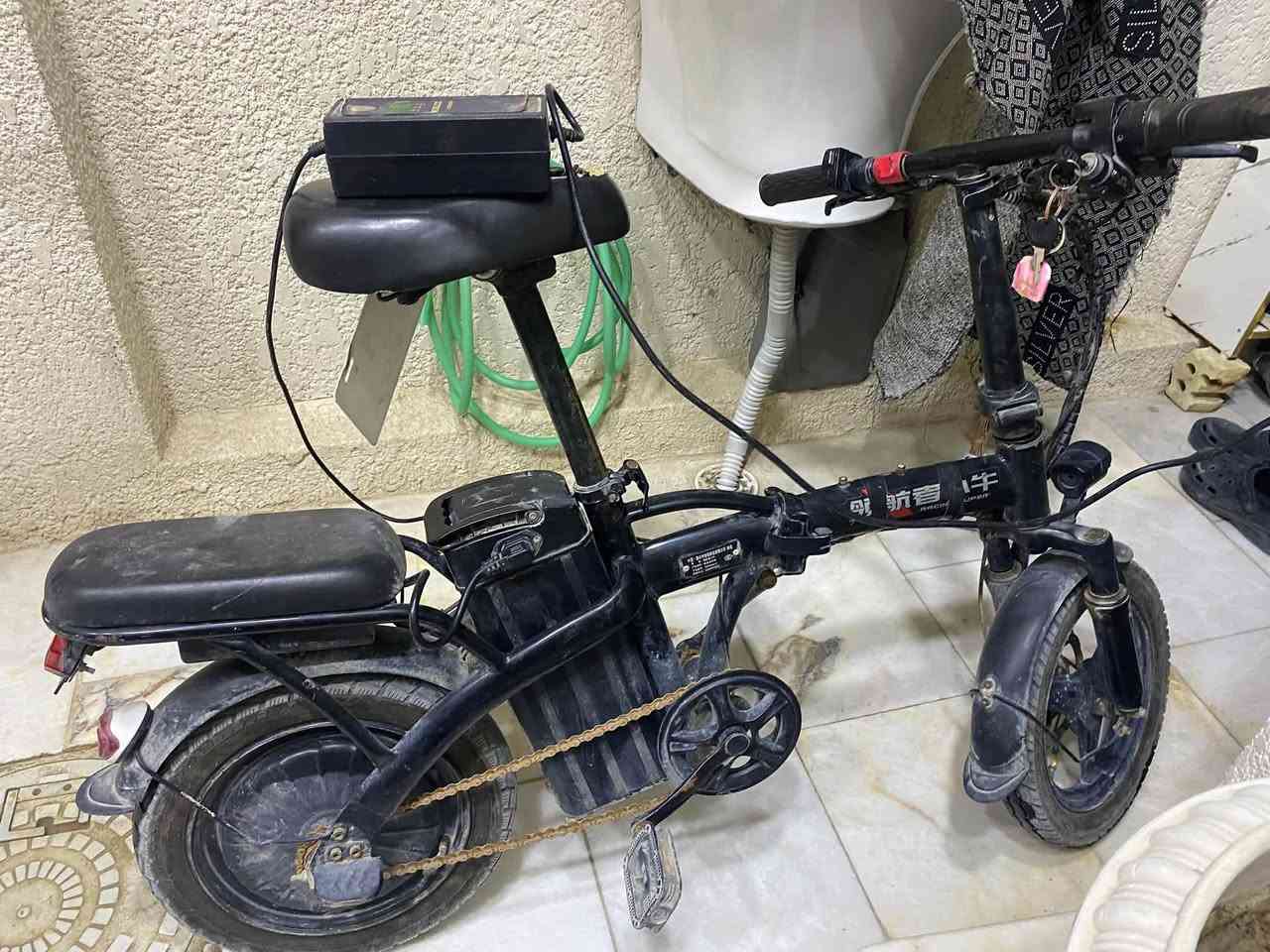 سلام عليكم اريد أبيع بايسكل  شحن بطارية ￼ليثيوم 
عنواني كربلاء الشبانات 
بس عطل واير بريك وتبديل تاير و السكان ￼صچمات سعر250
***********
￼
