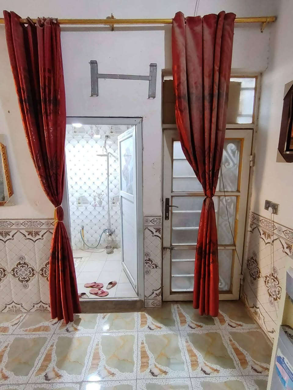 بيت 50متر طابق ونص للبيع بالكوفه منطقه البراكيه شارع علگم بناء طابوك صب كونكريت جاهز من كلشي ماء كهرباء بس جيب غراضك وتعال للتواصل ***********
