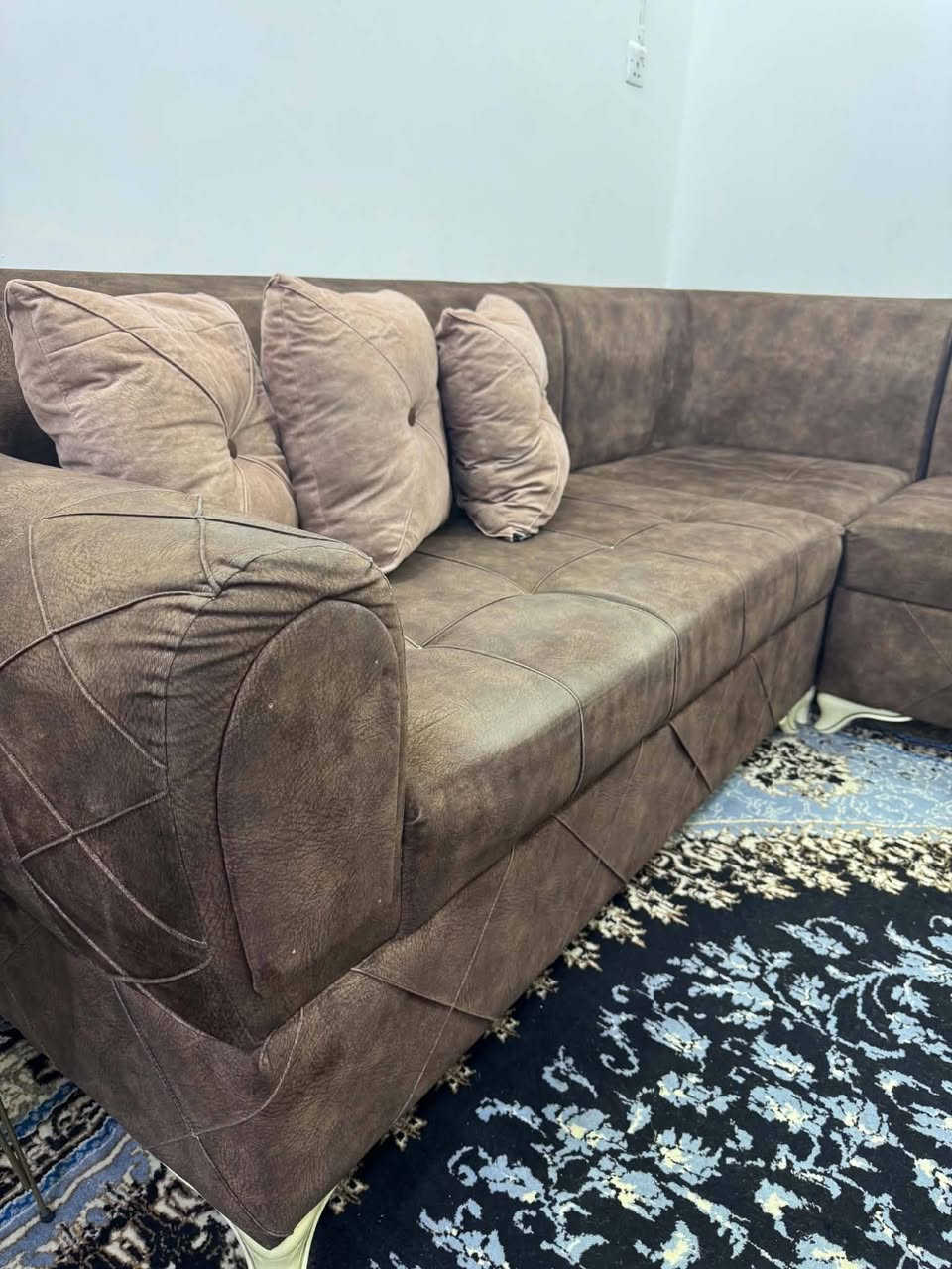 سلام عليكم تخم قنفات خشب قطعتين وزاوية حرف (L) وياه 6 كوشات مثل ما موجود بالصور قياسه (240 * 235)  وشرط الفحص السعر 175 وبيه مجال للشراي التواصل على هذا الرقم ***********
