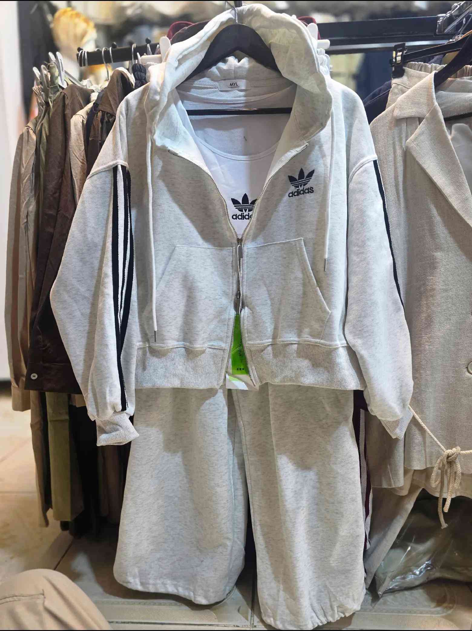 ازياء ماركاتي 
