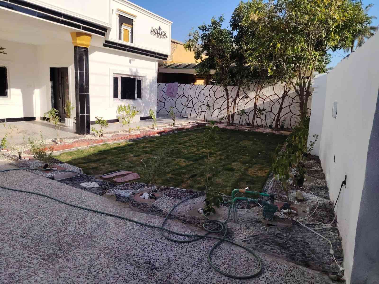 سلام عليكم يوجد بيت للبيع مساحه 340 متر يحتوي على 2غرف نوم واستقبال ومطبخ وحولي وصحيات طابو زراعي سند25 العنوان بغداد الراشديه قرب جامع عبد الكريم ابو غازي الاتصال على الرقم ***********
