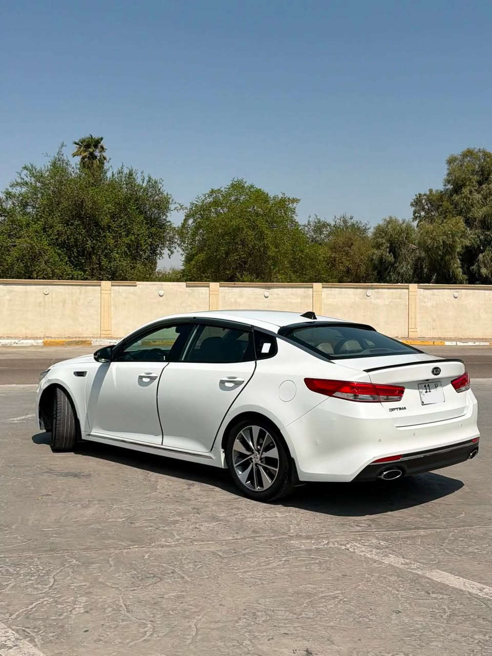 🔥 للبيع Kia Optima 2018 🔥

✅ موديل 2018
✅ ماشية 93 ألف كم فقط
✅ وارد خليجي
✅ بدون قطرة صبغ
✅ رقم بغداد باسمي وجاهزة للتحويل

المواصفات:
✔️ محرك 2400 سي سي
✔️ فئة نص فول
✔️ تشغيل بصمة مع بصمة ابواب
✔️ نظام ترحيب عند الاقتراب
✔️ مري شفط
✔️ شاشة لمس
✔️ كاميرا خلفية داخل الشاشة
✔️ حساسات أمامية وخلفية
✔️ شفتات على الستيرن
✔️ ثلاث وضعيات قيادة: Eco / Sport / Normal
✔️ صندوق ذكي
✔️ لايتات وبك لايت LED
✔️ كشافات ثلجي
✔️ قطعتين تبريد
✔️ بردات بلادية
✔️المراية الوسطية تعتيم ذاتي

🔧 المحرك والگير مكفولين وما يحتاج أي صرف.

الملاحظات :
•  بارد بالجاملغ الأمامي جهة الراكب مع إصبع مجعون بدون صبغ.
•  جاملغ السائق بيه رصعة بدون تصليح.
•  كل التفاصيل موضحة بالصور.

💰 السعر: 180ورقة وقابل للتفاوض بالمعقول بعد المعاينة.

📍 الموقع: بغداد – الكاظمية

📞 للاستفسار الاتصال أو المراسلة على واتساب.
***********
