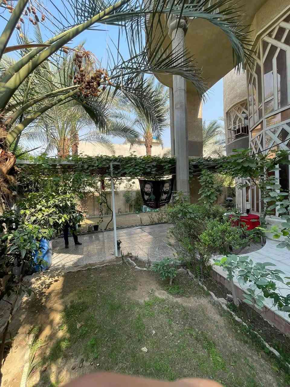 مساحة البيت 300 م
واقع حال 400 تشجير جانب البيت 100 م

كراج يكفي سيارة 

الطابق الارضي 
استقبال +هول داخلي +مطبخ + غرفة نوم + صحيات+
ترك خلف البيت

الارضية مرمر 
 
الطابق الثاني 
غرفيتين سويت وغرفة عادية + ٢ غرف صغار 

الطابق الثالث 
غرفة + بيتونة 
ومخزن صغير بالسطح 
العنوان 
منطقة ال un في البلديات المربع الذهبي 
للاستفسار  ***********
