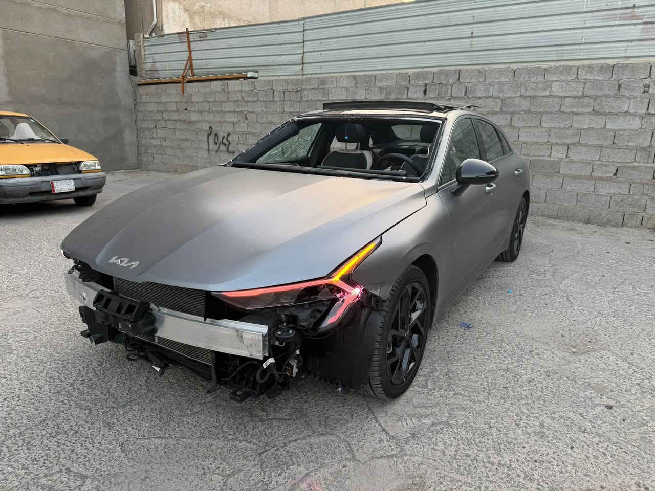 كي فايف K5 بانزين 2026 فول GT Line ✅
السعر 139$ 🔥 ورقة مكمركة حرة بغداد ✅ سعر بلاش ‼️

حادث كما موضح بالصور تشتغل وتمشي بدون دواخل .. 

صور المزاد مرفقة ايظا بالمنشور .. ✅

السيارة حالياً بالاعظمية مدفوع كمرك وضريبة وكلشي ✅

فول مواصفات GT line السيارة بانوراما .. ‼️
ماشية 7 الاف ميل فقط ‼️
لون السلفر الطافي الجديد 2026 ✅

موديل 2026
ماشية 7 الاف ميل فقط 
بانوراما 
بصمة 
محرك 2500 GDi 
نقطة عمياء 
شفتات ستيرن 
قيادة ذاتية
شحن وايرلس
هندبريك بصمة
وضعيات قيادة متعددة
حساس امامي وخلفي
كشنات تدفئة 
ستيرن تدفئة
ابواب بصمة 
سستم صوت BOSE
تشغيل عن بعد 
رادار امامي وجانبي 
ويل كب 18 

دعامية امامية وياها شبّاك وحساسات موجودة بداخلها ‼️

سعر 139$ 🔥 139$ ‼️مكمرك حرة بغداد ✅ سعر بلاش‼️

للاستفسار مكاني الاعظمية اتصل ***********

