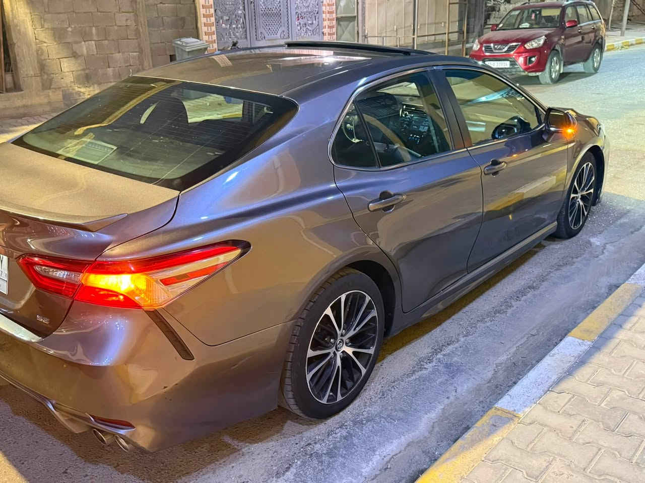 كامري SE plas وارد امريكي
الموديل : 2018 
المواصفات : 
بصمة تشغيل وابواب 
فتحة سقف 
شفتات ستيرن 
تحكمات 
مثبت سرعة 
منظومة لايت زنون 
كشنات جلد 
عداد 145 الف 
تحويل مباشر 
ملاحظة : حادث امريكا فقط بنيد بدون ايرباك 
راس الشاصي الايسر اقل من 5 سنتمتر والبدنة الالمنيوم فقط فقط صور الحادث موجودة .. 
السعر ١٥٨ وبيها مجال بسيط جداً 
مكان السيارة الانبار هيت 
للأستفسار اتصل 
***********
