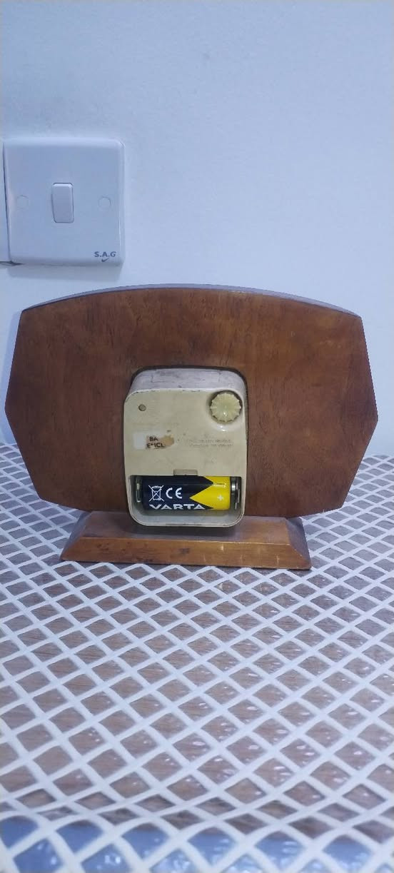 تحفة فنية - ساعة منضدية انتيك SMITHS الانكليزية الأصلية
الساعة الأصلية من شركة Smiths English Clocks العريقة - MADE IN GREAT BRITAIN

سنة الصنع: 1960 (عمرها اكثر من 65 سنة)

الحالة: نظافة 90% - خشب جوز طبيعي Walnut بحالة ممتازة بدون كسر

الحركة: تعمل بالبطارية  - تعمل بصورة صحيحة ووقت مضبوط 100% - صوتها هادئ

الأبعاد: الارتفاع 15 سم - العرض 20 سم

ساعة نادرة لمحبي الفنتج والديكور الكلاسيكي، قطعة متحفية تصلح للمكاتب والبيوت التراثية.

للجادين فقط - موجودة في بغداد

واتساب: ***********
