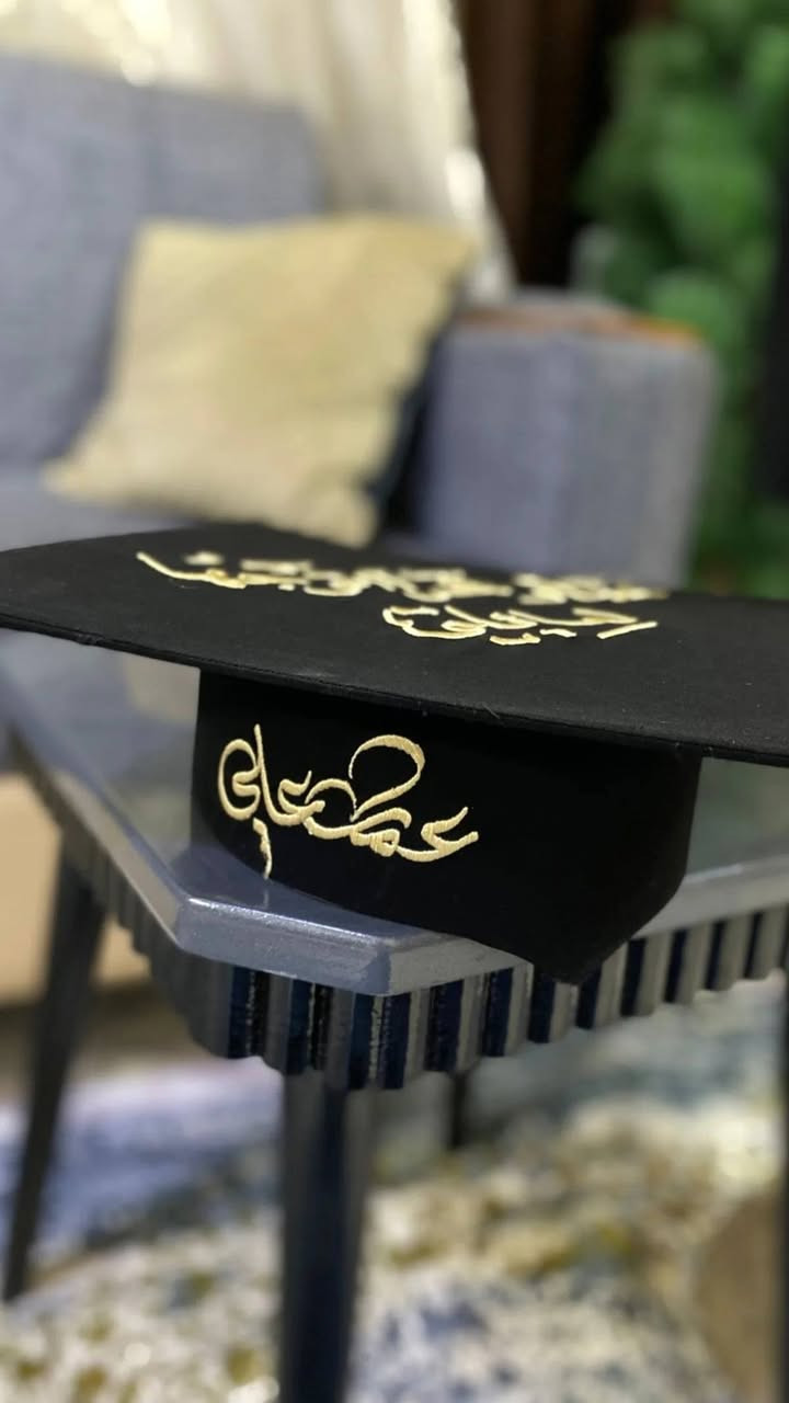 بسم الله الرحمن الرحيم 
يعلن خياطه حسن علي 
تجهيز كافه انواع الزي التخرج  
 روب .وشاح .قبعه 
ملكي . أمريكي . عادي 
تطريز . طباعه بحدث المديلات 
وبنسب الأسعار  وخصم خاص للدفاعت 
الرفاعي سوق المسقوف قيصريه الحاج طارق سوق الخياطين 
*********** واتساب
