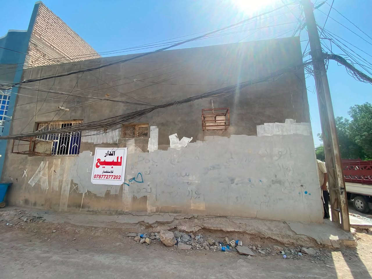 سلام عليكم 
بيت للبيع ركن عل ساحة مساحتة ١٣٠ م في حي الميلاد شارع عشرين شارع الحولي 
***********

