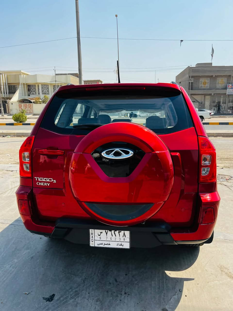 🚗 للبيع: شيري تيجو 3 (Chery Tiggo 3) موديل 2018 🚗
الموديل: 2018
 اللون: أحمر مميز (ماروني)
 الرقم: بغداد (خصوصي) - اللوحة الجديدة الألماني
 حالة البودي: كفالة عامة (عدا تعديل بارد في الجاملغ)
أبرز المواصفات:
 ناقل الحركة: أوتوماتيك
 المحرك: بحالة ممتازة ونظيفة جداً
 المقصورة والفرش: مقاعد جلد بيج بحالة ممتازة + فتحة سقف
 التقنيات والتجهيزات: شاشة لمس ترفيهية + تحكم مقود (استيرن أزرار) + تكييف ممتاص
 المظهر الخارجي: سبير علّاق خلفي مع الغطاء الأصلي + سكك سقف (Roof Rails)
 المساحة: صندوق خلفي واسع وعملي جداً
للتواصل ***********
