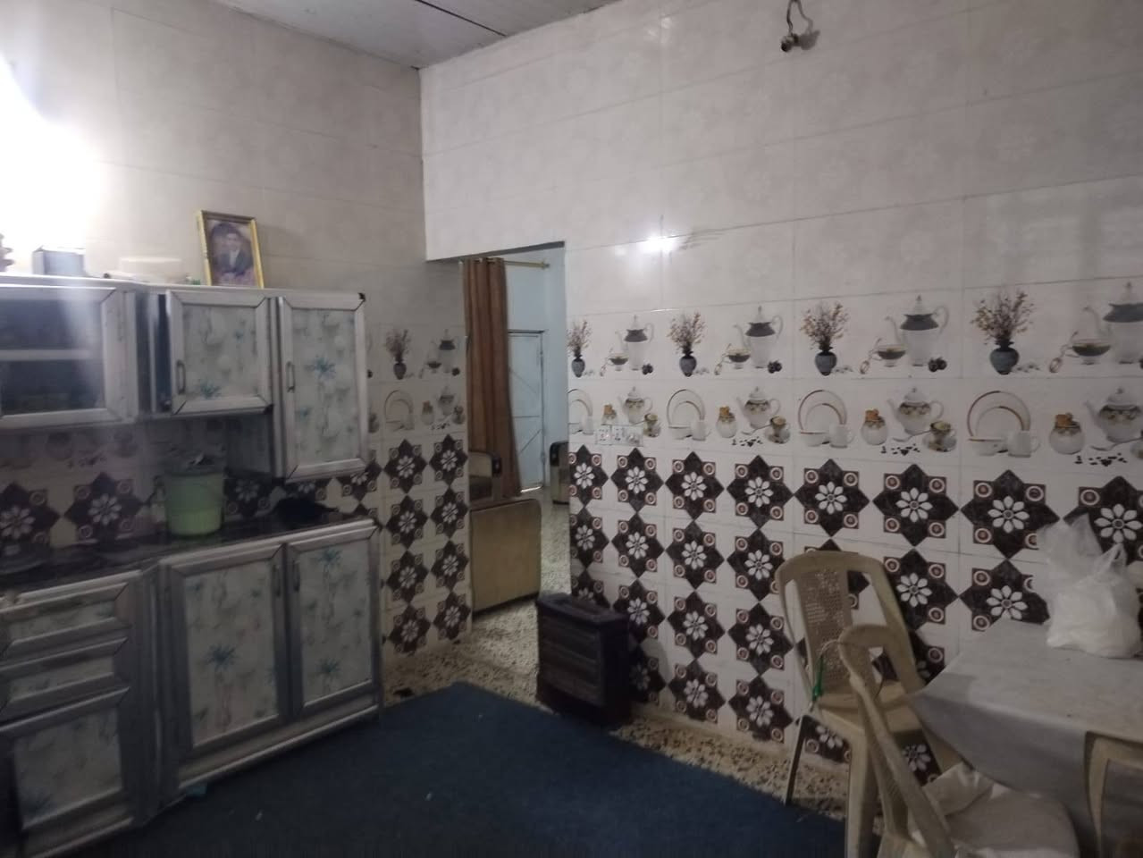 اسلام عليكم بيت للبيع في حي الحكيم عبور المجسر الحولي يبعد عن شارع ٣٠٠ متر مساحه البيت ٢٠٠ متر مبني غرفه وصاله ومطبخ واستقبال وصحيات داخليه وخارجيه ارضيه كاشي والجدرات سيراميك السكف سندويج بناء بلوك سعر المطلوب ٢٥ وقابل للتفاوض ***********

