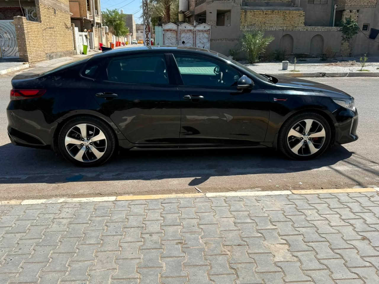 سلام عليكم  ✨🤍
كيا اوبتما 2016  جيتي لاين
فول مواصفات 1/1خليجي بيه جاملغ امامي صبغ❤️‍🔥
ماشيه 119الف حقيقي
مكينة 2400
_____________السعر 135 وبي مجال
المواصفات...  
تبريد قطعتين منفصل
بانوراما 3حركات 
الستيرن شكل رياضي sport 
3 انظمة سبورت للقيادة
 تدفئة ستيرن هيتر 
شفتات ستيرن
للتحكم ستيرن 4جهات
4 كامرات مع GPS
جلد قرميدي اصلي تطريز
كشنات كهرباء السابق والصدر
تخزين 2 وضعية ميموري كشن 
تدفئة وتبريد كشنات امامي
تدفئة كشنات خلفي 
حساس أمامي خلفي
كشنات جلد لون ماروني
ارضية جلد اون ماروني من المنشأ
زراك لايت
لد امام خلفي ليزر
لايت زينون ناصي و عالي متحرك مع حركة الستيرن واظهار النقطة العمياء
الرادار جاني تنبيه عند اقتراب سيارة من الخلف والجوانب 
ايرباك عدد 8
3انظمة قيادة ايكو سبورت اعتيادي 
في نظام ABS بريك
مانع انزلاق 
نظام AUTO HOLD نزول منحدرات
بصمات عدد 3 مع الصندوق
الصندوق نظام ذكي فتح الجنطة عند الاقتراب من السيارة 
شاشة 8انج لمس notification 
بوصلة تحديد القبلة والخرائط وتحديد الموقع والملاحة
السماعات عدد 10
لابلوتوث مع حساس الصوت اذا كان مرتفع عند الكلام ينخفض لنظام الصوت سستم harman/kardon مع سبوفر مضخم صوت عدد 2 
هاند بريك بصمة كهرباء
بردات خلفية اصلي  
نظام شحن الهاتف لاسلكي 
ضوء ابيض داخلي
مري كهرباء شفط قلابة مع ضوء إشارة
الماسحات حساس تعمل عند الأمطار 
رقم بغداد الجديد بإسمي تحويل مباشر
للاستفسار الاتصال ع الرقم *********** او ***********

