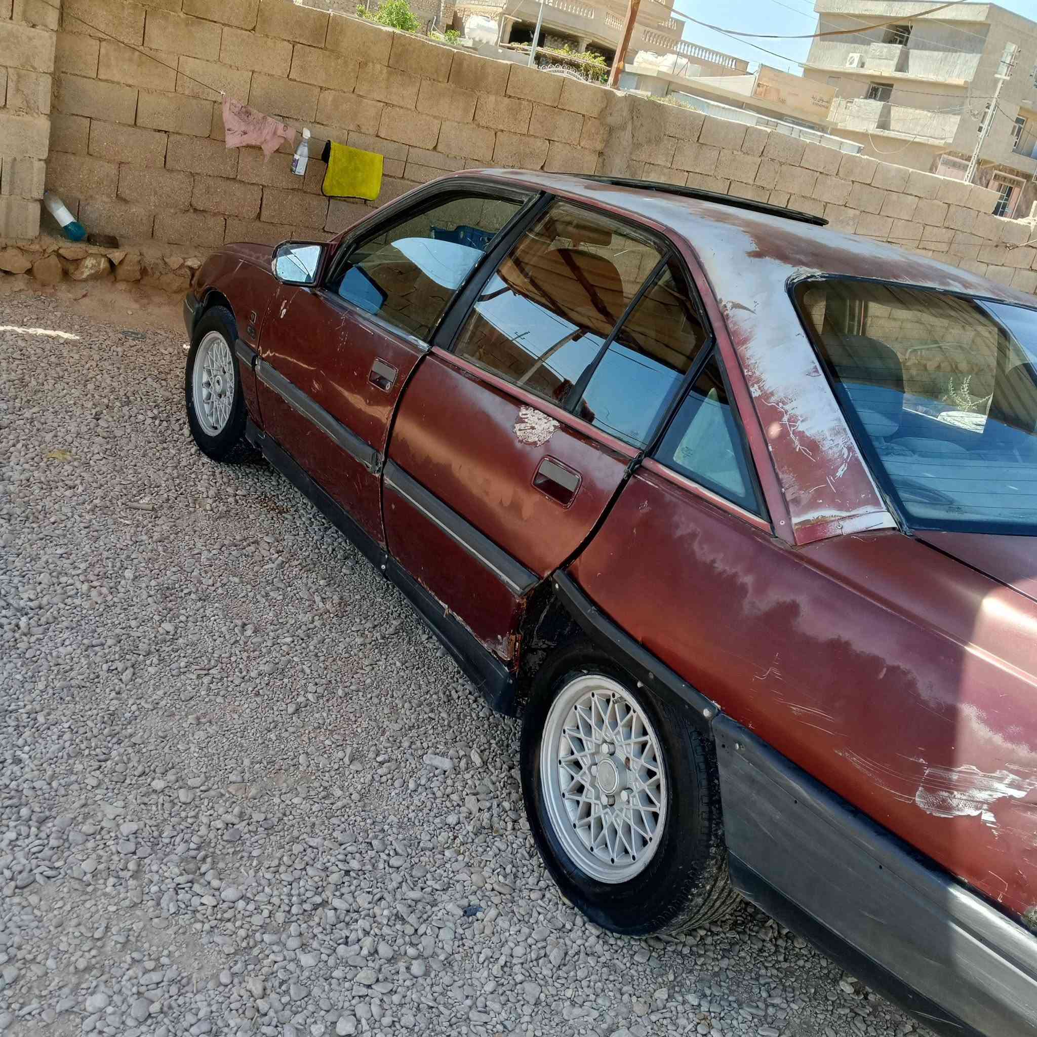 سياره اوميكا رقم اسود وبيها سنويه  بس ابيعلك حديده  للبيع
جاهز كير محرك ممتاز  و كهربائيات و هند بريك وباتري جديد وداينمو جديد شرط 

بس تشغل وتمشي 

سعرها 10 وبيها مجال 

الاتصال على الرقم ***********
