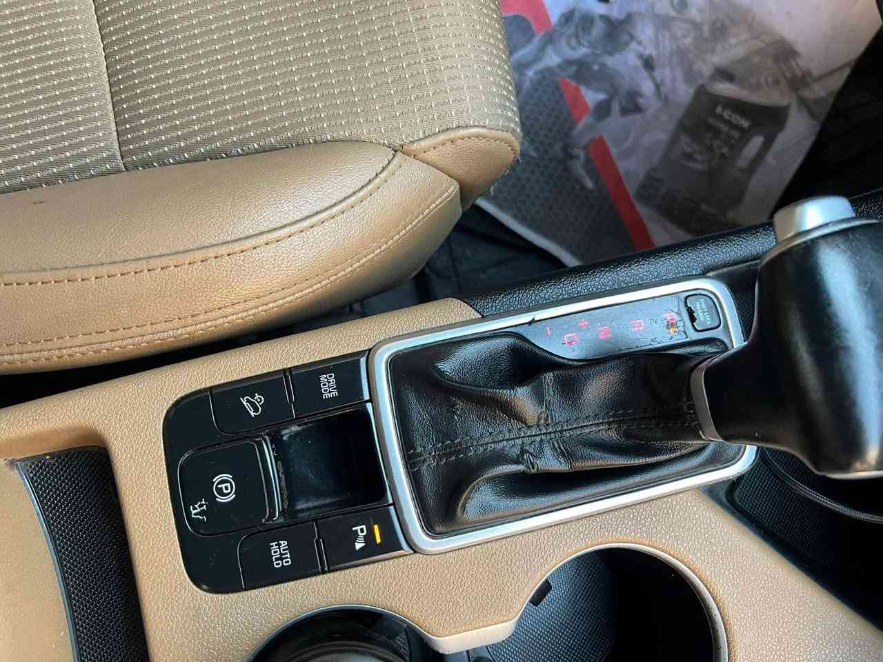 السلام عليكم للبيع او مراوس بأقل منها  كيا سبورتج خليجي ٢٠١٩ مكفولة من التبديل والصبغ بيها بارد فقط ومحرك كير ع وضع الشركة محركها ٢٠٠٠ دوش بصمة تشغيل وأبواب سايد بريك بصمه كشنات اثنينهم كهرباء وجلد حساسات امامي خلفي زراك لايت كامرة خلفيه تبريد خلفي يدات نيكل ويل كب جبير مري شفط وترحيب تبريد شاشة بك لايت لد رقمها بغداد بأسمي هزة ورقم جديد مكانها بغداد جانب الكرخ سعرها ١٧٤$ وبيها مجال بسيط للشراي ان شاءالله للاتصال ***********
