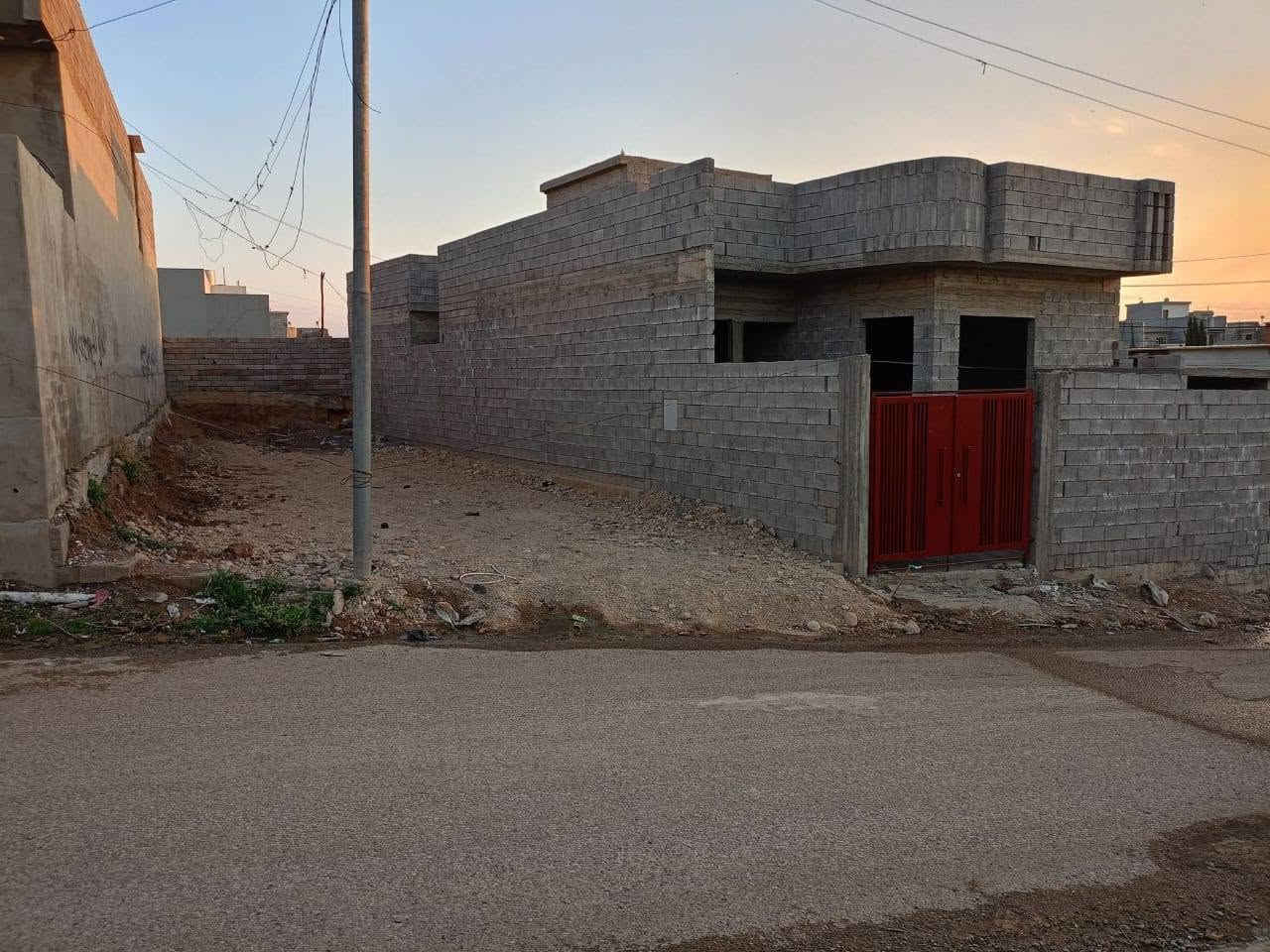 السلام عليكم هيكل للبيع مساحه 160 متر بعيد عن شارع تلكيف 150 متر خدمات ماء  الكهرباء تبليط السعر 45 بمجال مكتب عقارات ابو شريف العفري/***********///***********
