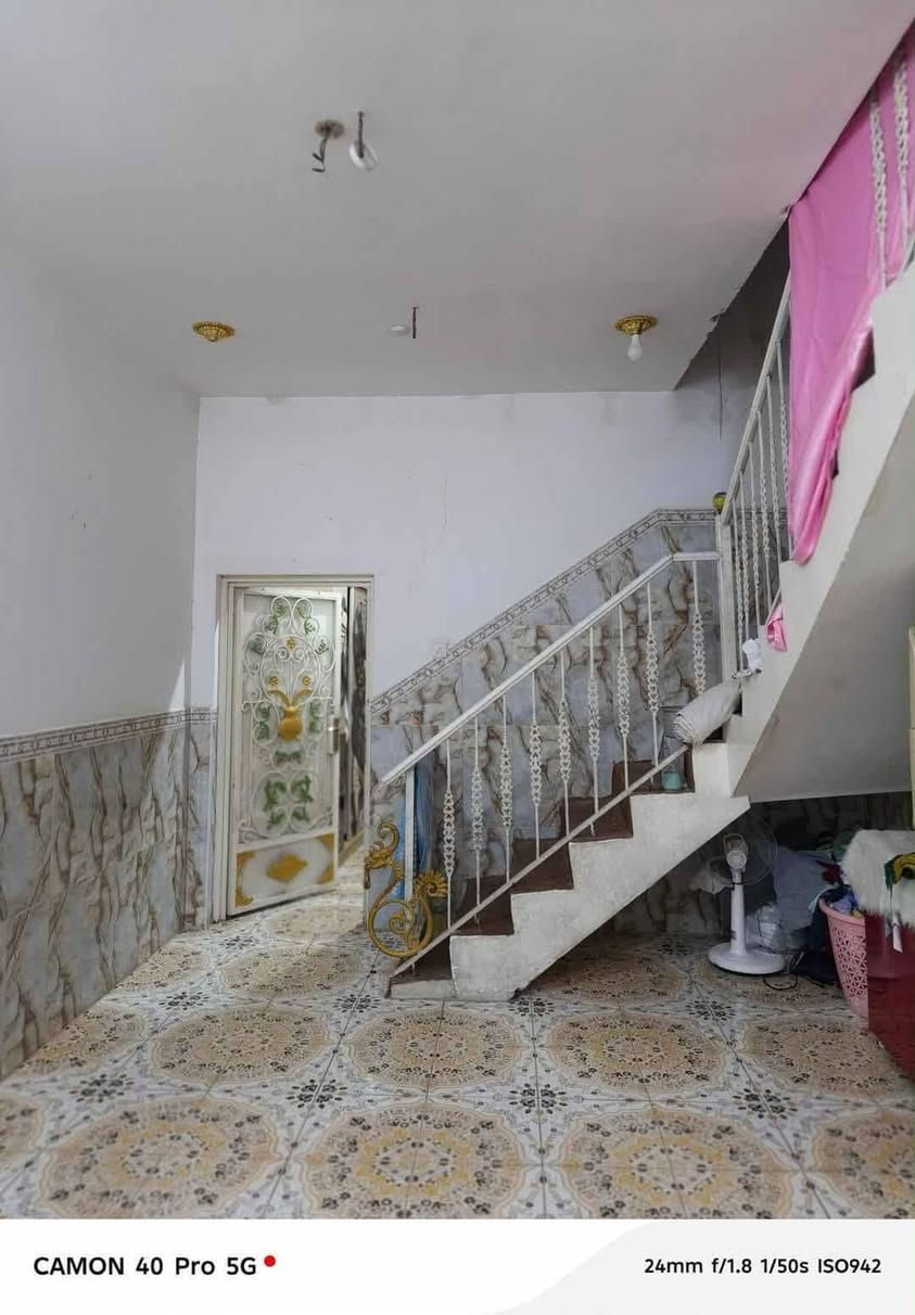 بيت بلحكم للبيع، ١٢٥ مترًا، غرفه نوم، مطبخ، براني، وصالة، صحيات داخلية وخارجية، وطارمة، مع الطابق الثاني صالة كبيرة ومغاسل. البيت خلف الجان الطبية أو مركز الشرطة، حي الجمهوري. للتواصل ***********

