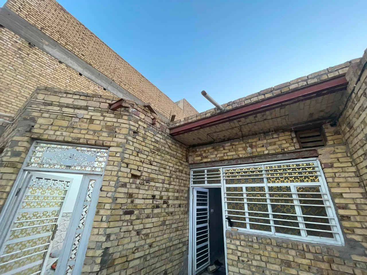 �🔥 للبيع دار سكني – حي الوحدة 4
📍 حي الوحدة 4 – قرب جامع الإمام الرضا
📐 المساحة: 150م
📜 طابو صرف
🏗️ أساس كونكريت مسلح
🛣️ موقع مميز على شارعين

🏡 يتكون من:
▫️ غرفة
▫️ صالة
▫️ استقبال
▫️ مطبخ

💰 السعر يُذكر عند التواصل عبر الواتساب
📲 واتساب واتصال:***********
