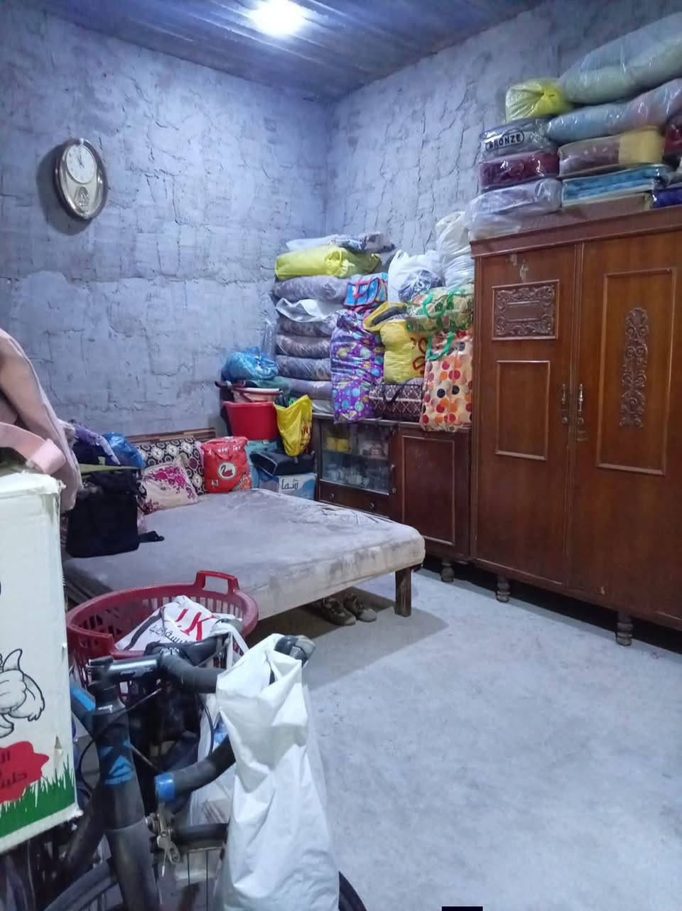 السلام عليكم ورحمة الله وبركاته بيت للبيع في هور رجب بصف محطة اضواء بغداد مساحه 150متر واجهه 10متر نزال 15 يبعد عن الشارع هور رجب 50 متر بدون بيتونه بيتونه جينكو صاعده سافين الرقم *********** رصيد وواتساب السعر 80مليون وبي مجال
