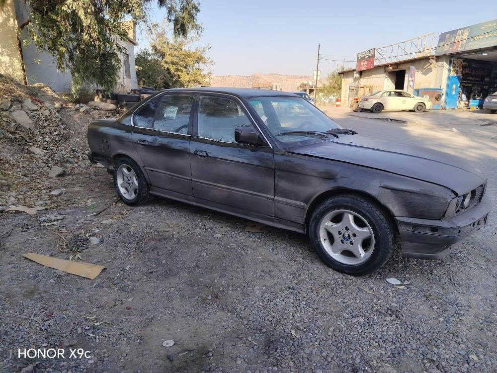 سڵاو بەناوی خوا BMW 520 گێرحادی گێڕ و مەکینەو ئەکسل،بەشەرت تەقەو ڕەقەی  باشە دەحمی قورسی پێوەنیە مۆدێل 1991 حلوجە ماڵی مەدەنی بەشەرت  سەحر 11وەرەقەو مەجلێکی کەم ناونیشان کۆیە ژ.م *********** كويسينجاك, أربيل
