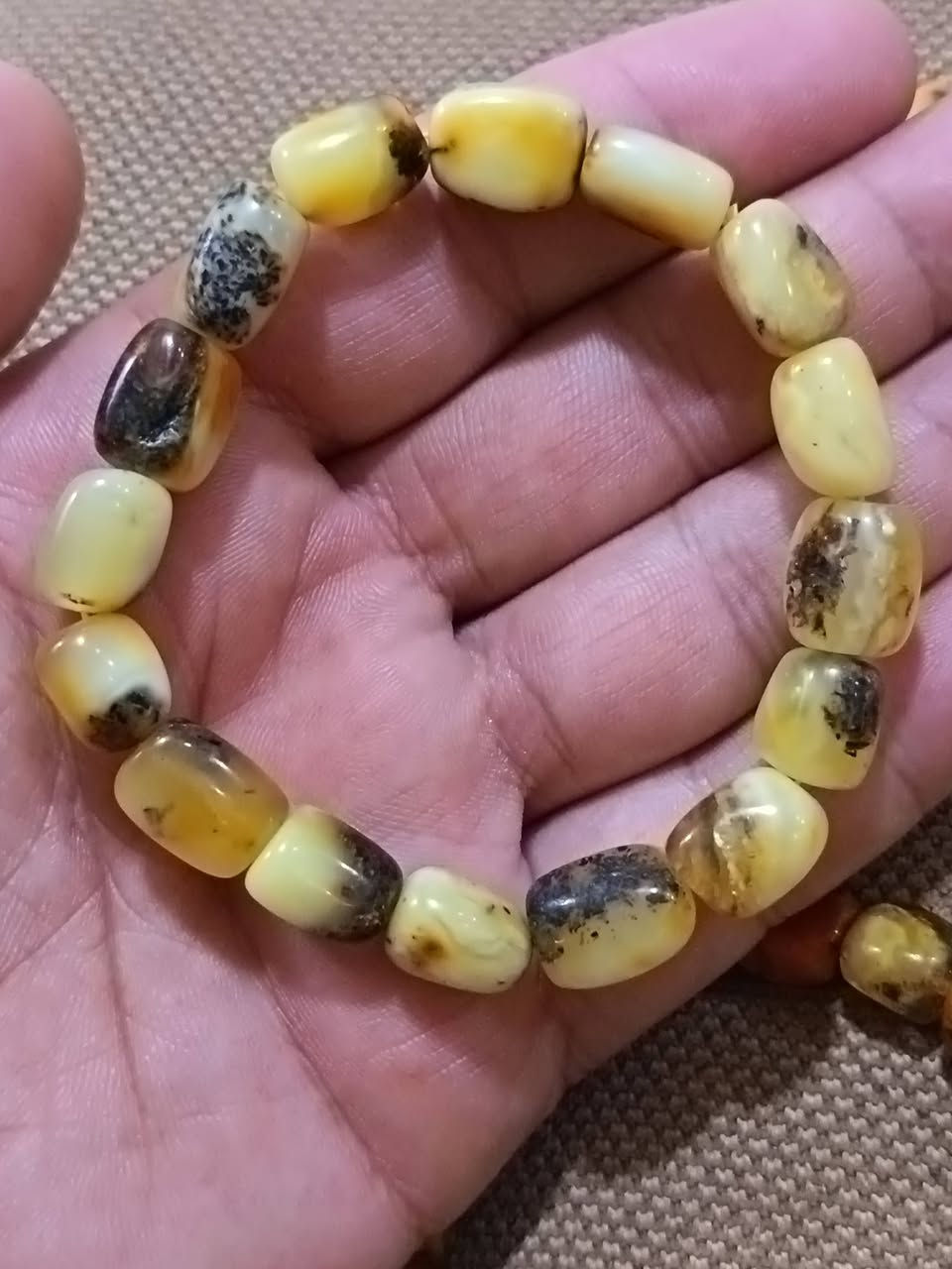 سوارات حجر كهرب بولوني وزن القطعه 11 غم حجر طبيعي بسعر 50 الف واصل بغداد والمحافظات ***********
