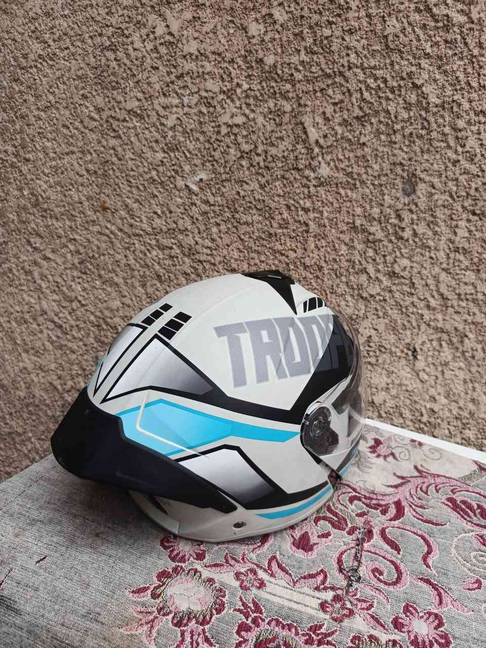 سلام عليكم
عندي خوذة STUDDS TROOPER DV D1 للبيع

🔹 الحالة: جديدة جدًا – استخدام شبه معدوم
🔹 الوزن: 1375 غرام
🔹 النوع: Full Face / Flip-Up
🔹 الخامة: ABS مقاوم للصدمات
🔹 الحماية الداخلية: EPS عالي الكثافة لامتصاص الصدمات
🔹 المعيار: IS 4151:2015
🔹 الاعتماد: ISI + DOT
🔹 الفيزر الخارجي: سريع الفك والاستبدال
🔹 Sun Visor: واقي شمس داخلي
🔹 التهوية: فتحات تهوية مع مخارج للهواء
🔹 البطانة: مريحة، قابلة للإزالة والتنظيف
🔹 الحزام: Quick Release
🔹 المشبك: Stainless Steel مقاوم للصدأ
🔹 التصميم: انسيابي ومناسب للقيادة اليومية

📦 الخوذة نظيفة وجديدة جدًا، بدون كسر أو ضرر، وحالتها ممتازة.

💰 السعر: [60 وبيها مجال وإذا اكو مراوس حجم أصغر راسلني]
سبب البيع حجمها جبيرة
📍 بغداد الدورة
واتساب: ***********
