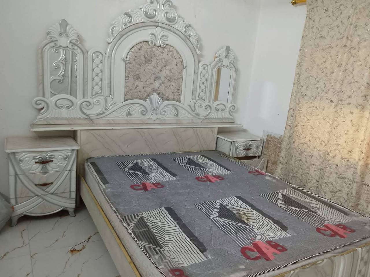 السلام عليكم  عندي غرفه نوم مستخدمه بس كلش نضيفه ومرتبه مع مندر جربايه للتواصل ***********  اريده 800  عنوان البصره حي الحسين قرب جامع التقوى
