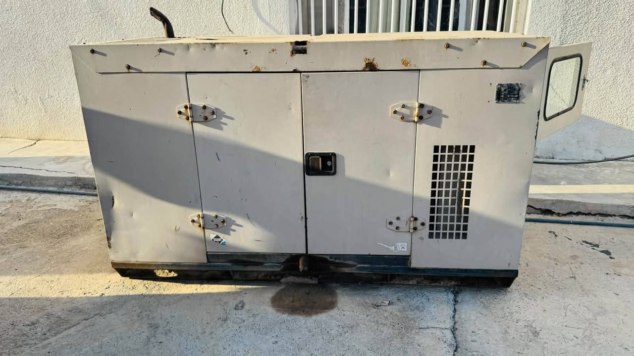 السلام عليكم مولد للبيع بيركنز صيني كاتم 20KV /4)سرندل سعر 20ورقه
***********
