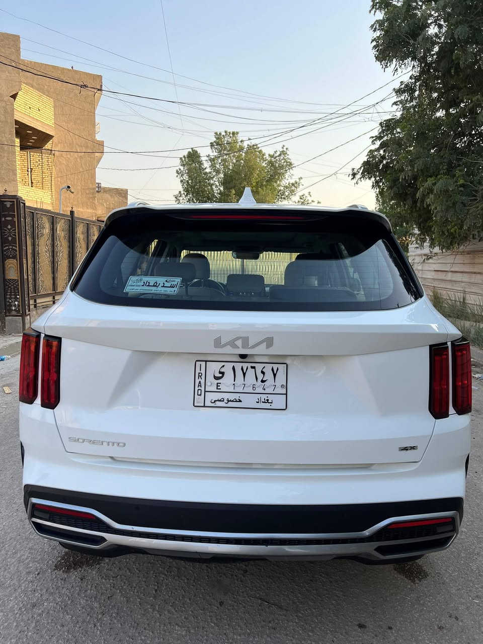 كيا سورينتو للبيع 2023 (4x) فول 
السيارة فول مواصفات 1/1
سعة المحرك: 3.5 لتر 6 سلندر.
طخة صغيرة ومكحلة 
بارد 5اصابع
AWD / 4X4 (دفع رباعي ذكي).
أوضاع قيادة:
Eco
Comfort
Sport
Smart
عدد المقاعد: 7 مقاعد
شاشة كبيرة تدعم 
Apple CarPlay وAndroid Auto.
كاميرا خلفية وكاميرا 360° وكامرات بالمري & المري شفط 
شاحن لاسلكي.
سقف بانورامي.
مقاعد جلد مع تدفئة وتبريد.
تشغيل بالبصمة (تدعم التشغيل عن بعد).
صندوق كهربائي.
مثبت سرعة ذكي.
المحافظة على المسار.
مراقبة النقطة العمياء.
Auto Hold .
حساسات أمامية وخلفية
6–8 وسائد هوائية
ماشية 80 الف حقيقي وقابل للزيادة 
 
مكانها بغداد /الدورة/  

الـ💎ــسعر🟥:: 273وبي مجال لشراي 

رقم صاحب السيارة::
***********
