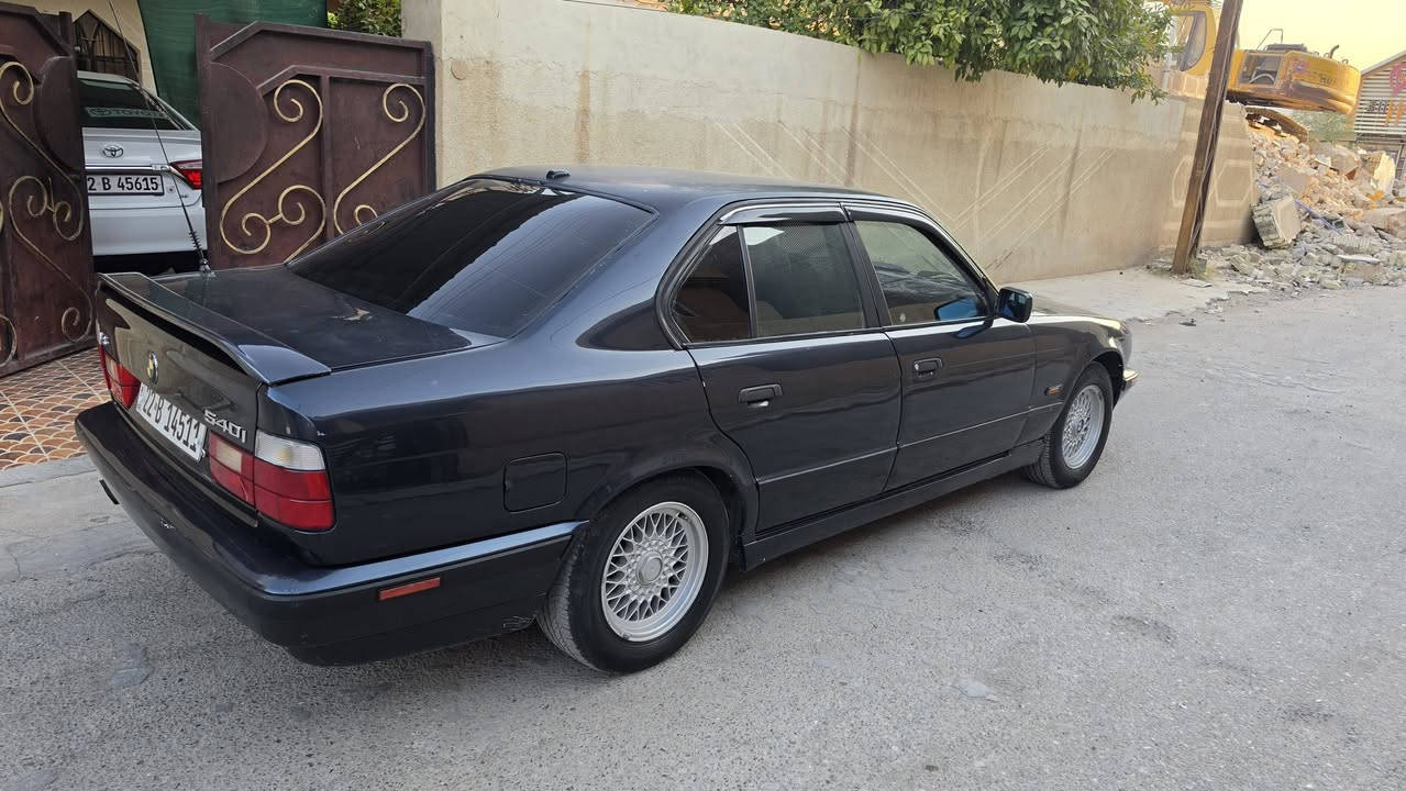 السلام عليكم 
للبيع 
BMW 540i
موديل ١٩٩٣
بسمي تحويل ثاني يوم 
نيلي الداخل اسود جلد مطعم صاج 
دبل ايرباك 
كير مكينه خير من الله 
تبريد ثلج 
السياره بيها طخه جاملغ ايمن 
اربع جامات كهرباء 
سلايت 
٧٠ وبيها مجال 
مكان السياره تكريت 
***********

