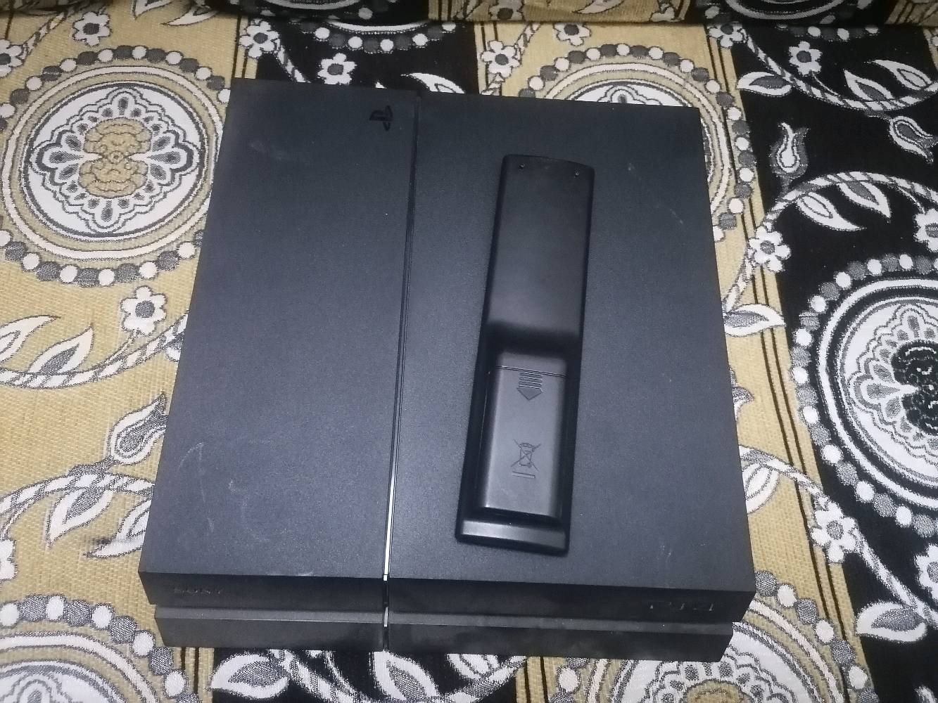 🎮 PS4 Fat 500GB مهكر
🕹️ يد أصلية مع يو بي اس
🎮 يحتوي على 8 ألعاب
⚠️ ملاحظة: زر التشغيل من الجهاز لا يعمل💰 السعر220 الف 
📍 النجف
ممكن تكتب رقم موديل الجهاز بالضبط وشكد إصدار السستم/الهكر عليه هسه؟: 
تحديث 9
زر التشغيل منو ما يشتغل، هل التشغيل الحالي يكون من يد التحكم لو يحتاج تصليح؟: 
التشغيل من يدة التحكم
ويا الجهاز شنو الملحقات الثانية الموجودة: كيبلات HDMI/باور/شحن، وهل كلها أصلية؟: 
نعم كلها اصلية 
إذا المشتري يحب يجرّب قبل الشراء، هل الجهاز شغال 100% وما بيه تهنيگ/مشكلة بالقراءة أو الحرارة؟: 
مابي مشكلة 