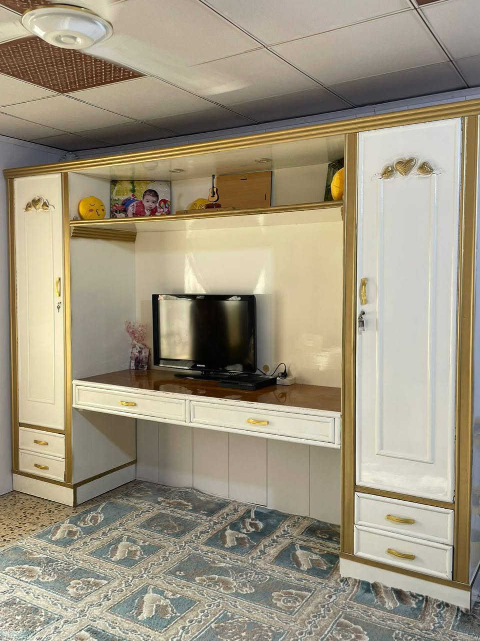 غرفه شبابيه للبيع 
غرفه نجاره عراقي بتصميم جميل استغلال المساحه كنتور وميز مزدوج ويحتوي كل خانه من الكنتور ع جرارتين بالاسفل 
+ 3 جرابي تحتوي ع مجر في الجانب 
+ 2 طبلت جرابيه 
العنوان : حله حي الامام علي 
السعر التواصل ع ***********
