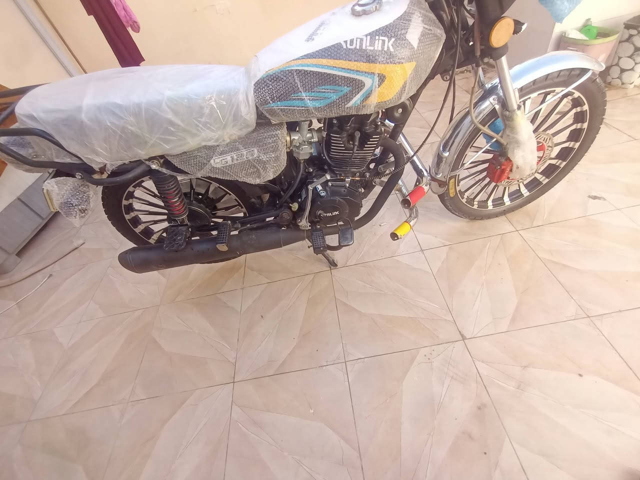 اخوان السلام عليكم دراجه للبيع موديل 25 دراجه كفاله عامه بها نقص دشبول مبدل بس مكان دي سعر 750 وبيها مجال شراي يتصل وتدلل ***********
